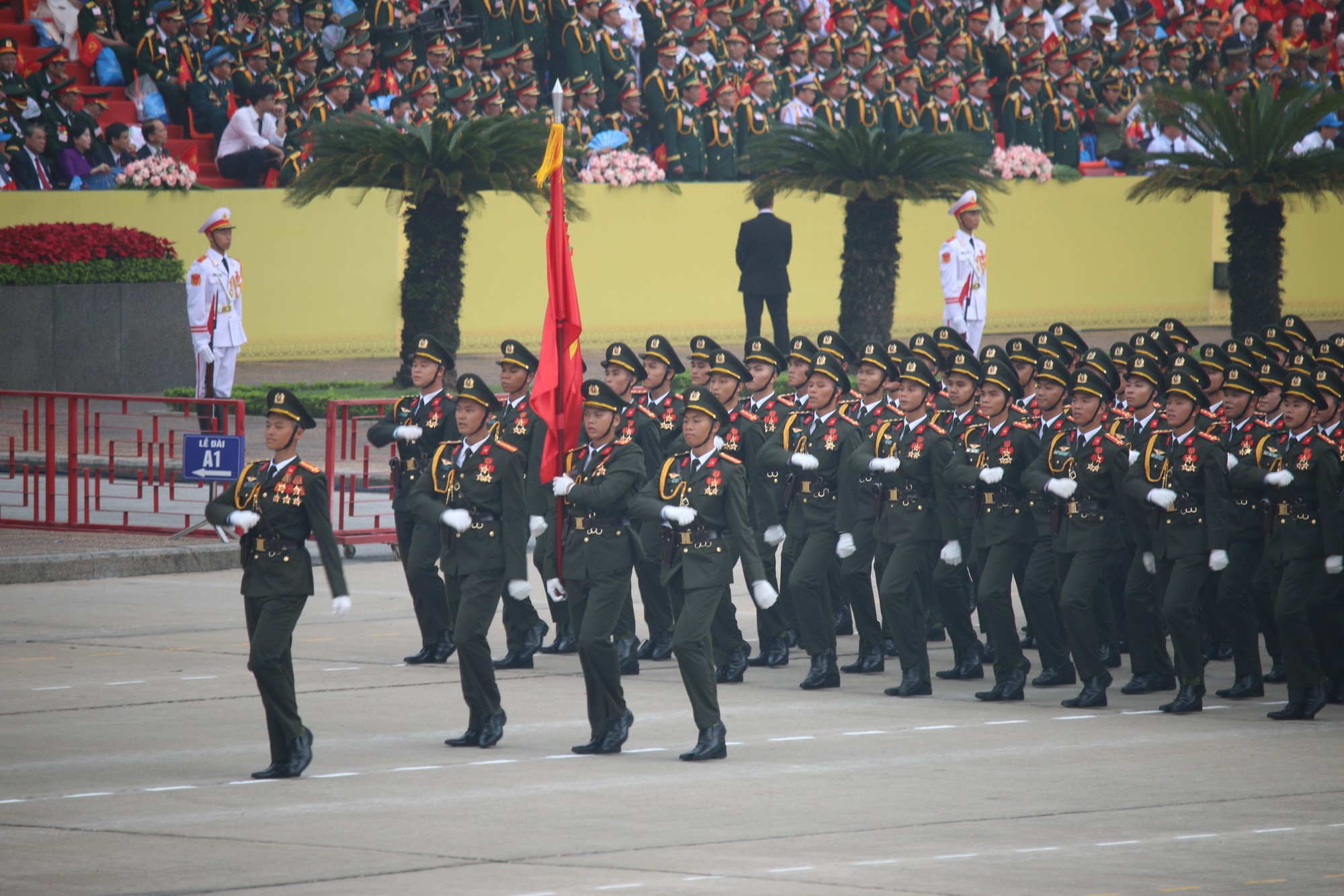 Rộn ràng phố phường, người dân hò reo chào đón các đoàn diễu binh ảnh 85 IMG_5324.JPG