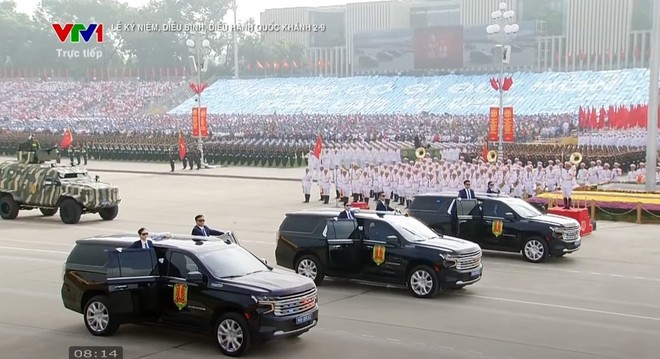 Rộn ràng phố phường, người dân hò reo chào đón các đoàn diễu binh ảnh 88 Rộn ràng phố phường, người dân hò reo chào đón các đoàn diễu binh ảnh 88