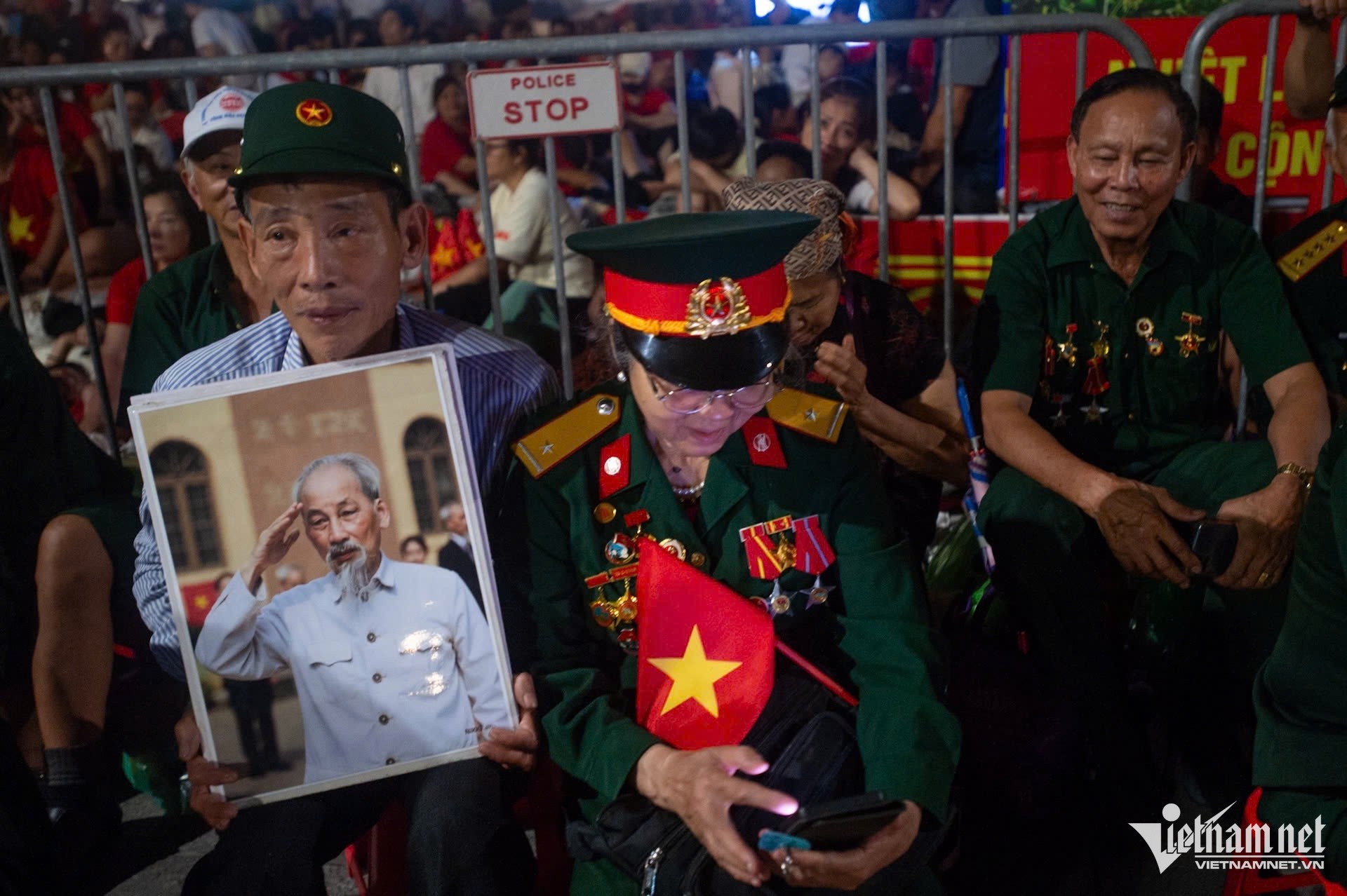 Các cựu chiến binh cầm ảnh Bác Hồ chờ xuyên đêm để xem diễu binh, diễu hành. Ảnh: VietNamNet w-1cuuchienbinh-131.jpg