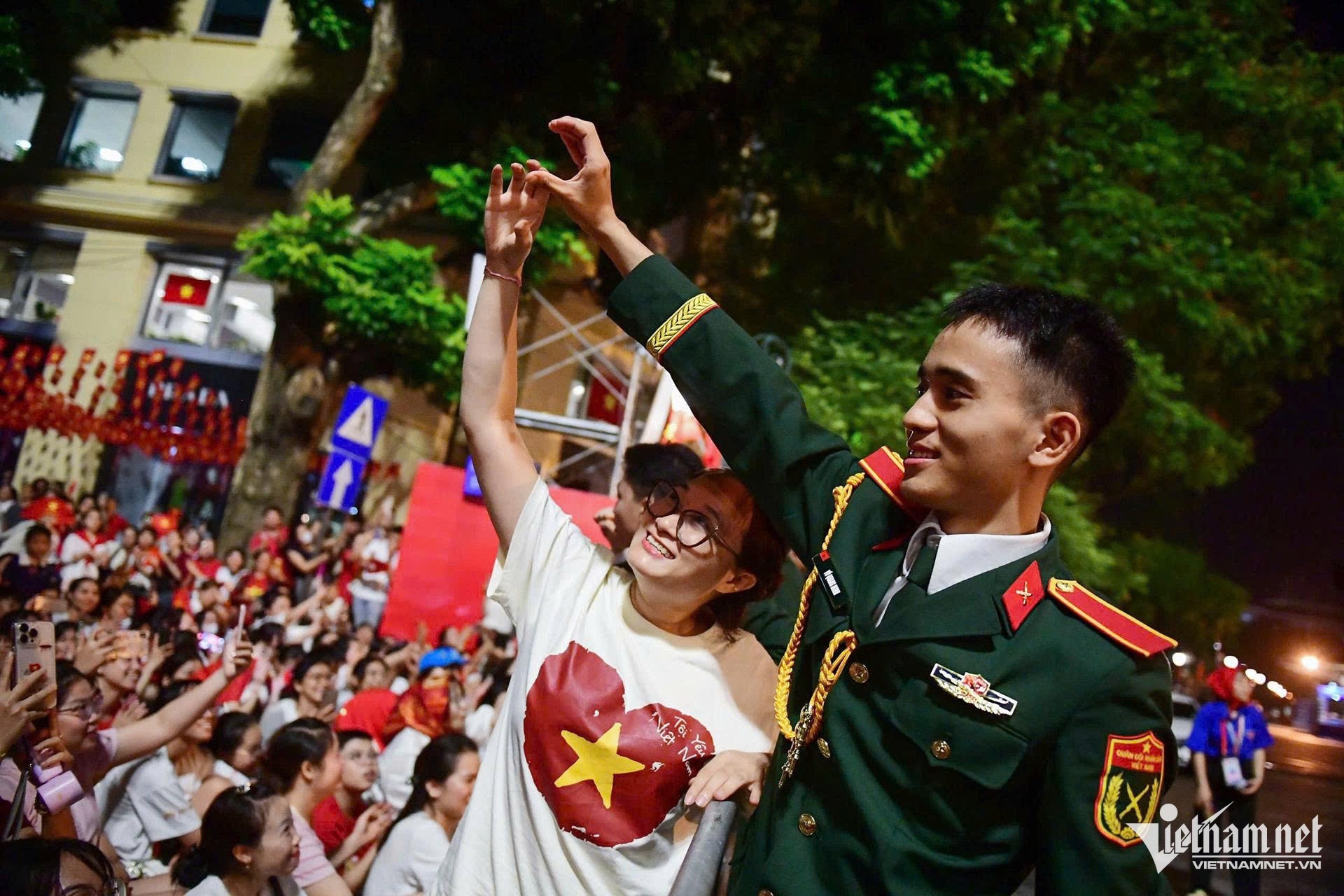 Chiến sĩ quân đội giao lưu cùng người dân chờ xem diễu binh, diễu hành. Ảnh: VietNamNet w-cahat1-141.jpg