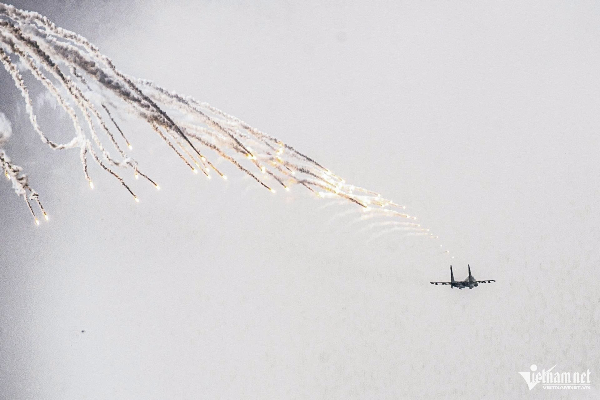 5 tiêm kích Su-30MK2 bay qua Quảng trường Ba Đình, nghiêng cánh chào nhân dân cả nước và thả mồi bẫy nhiệt. Ảnh: Ảnh: Thế Bằng/VietNamNet w-tiem-kich-758.jpg