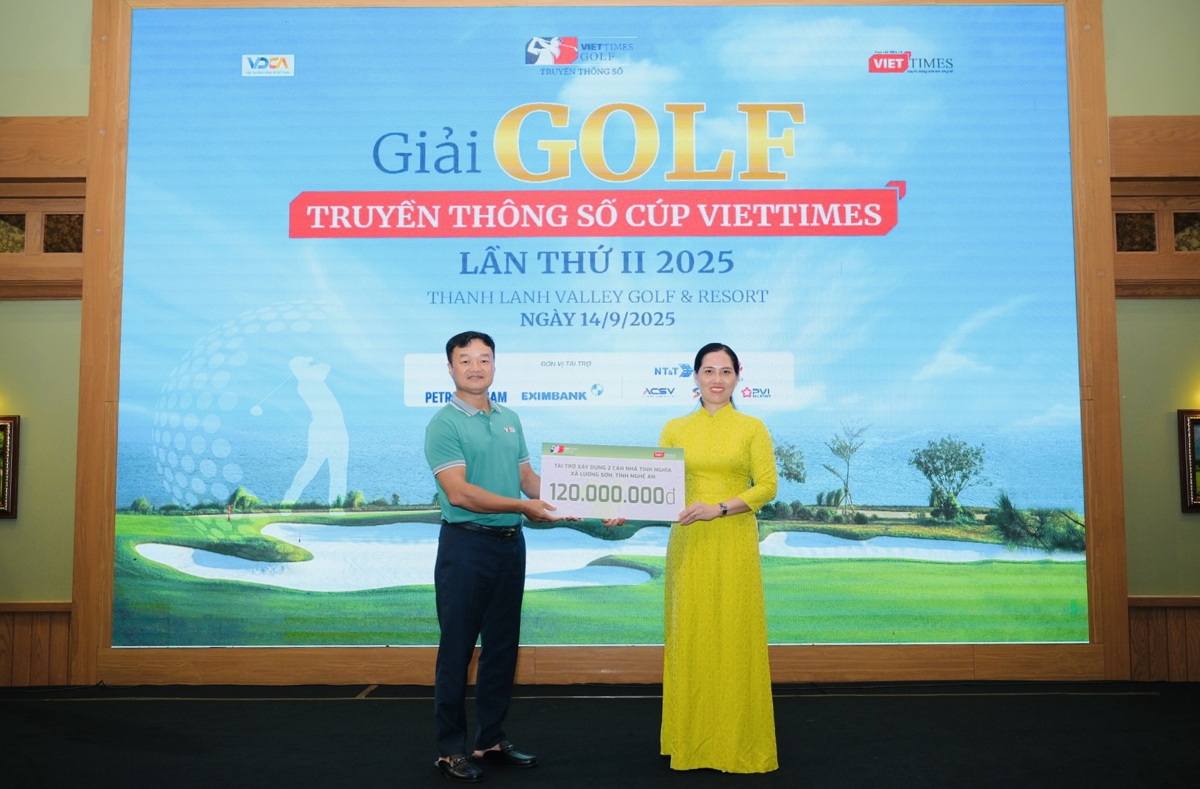 Nhà báo Nguyễn Bá Kiên, Tổng Biên tập Tạp chí VietTimes, Trưởng Ban tổ chức giải đã trao số tiền 120 triệu đồng cho bà Lê Thị Hồng Hà, Phó Bí thư thường trực Đảng ủy xã Lương Sơn, tỉnh Nghệ An để ủng hộ 2 gia đình khó khăn ở xã Lương Sơn xây nhà tình nghĩa sin-6117-8618-7176.jpeg