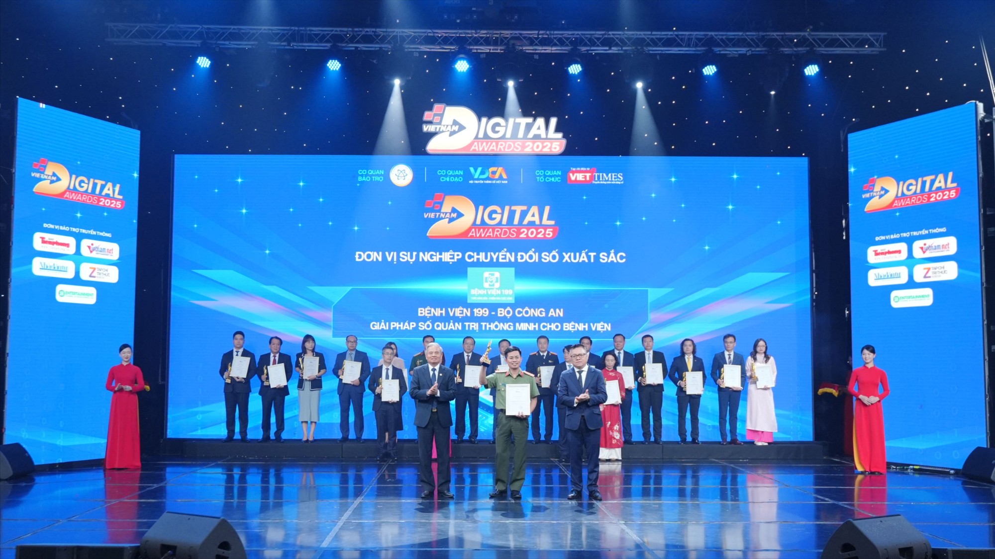 Thượng tá, BS CKII Trần Quang Pháp – Phó giám đốc phụ trách bệnh viện đại diện nhận giải. DCT02272.JPG