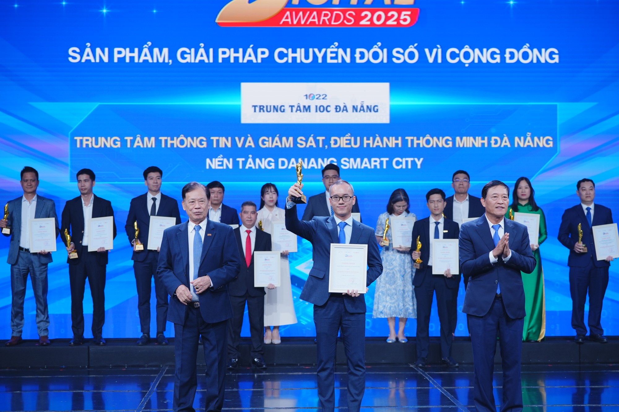 Đại diện Trung tâm Thông tin và giám sát, điều hành thông minh Đà Nẵng nhận giải. Đại diện Trung tâm Thông tin và giám sát, điều hành thông minh Đà Nẵng nhận giải.