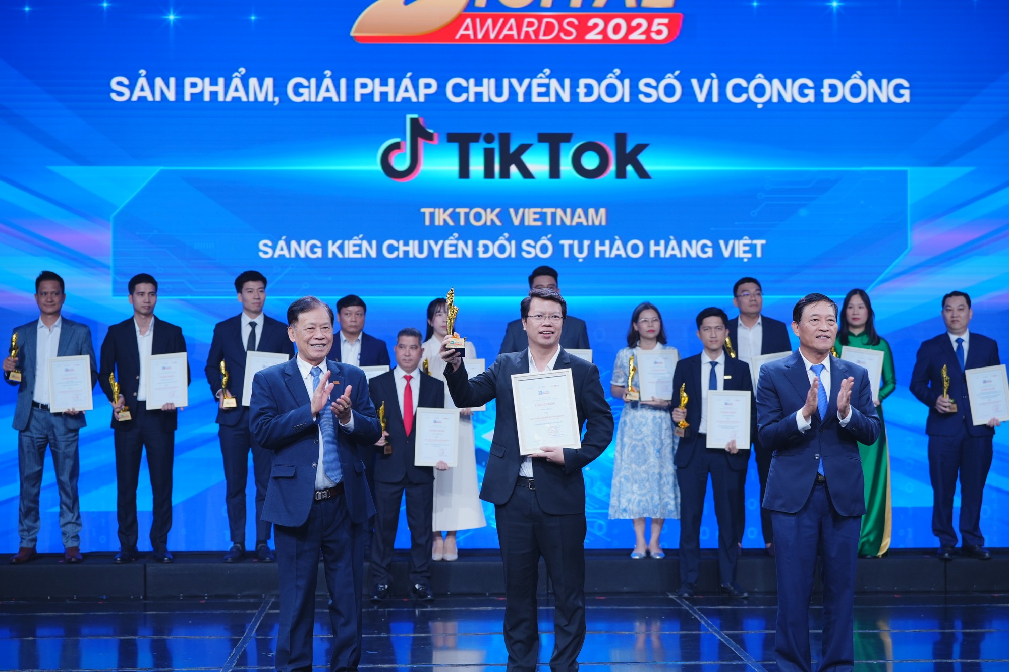 Ông Nguyễn Khánh Toàn, Giám đốc Quan hệ chính phủ, TikTok Shop Việt Nam, đại diện nhận giải. Ông Nguyễn Khánh Toàn, Giám đốc Quan hệ chính phủ, TikTok Shop Việt Nam, đại diện nhận giải.