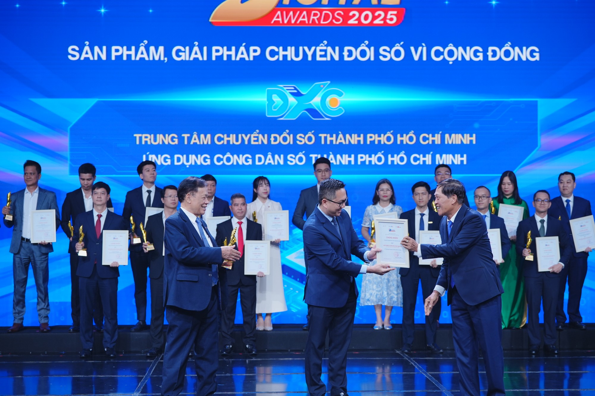 Ông Nguyễn Thanh Hòa, Phó Giám đốc Trung tâm Chuyển đổi số Thành phố Hồ Chí Minh đại diện nhận giải. DSC06425.JPG