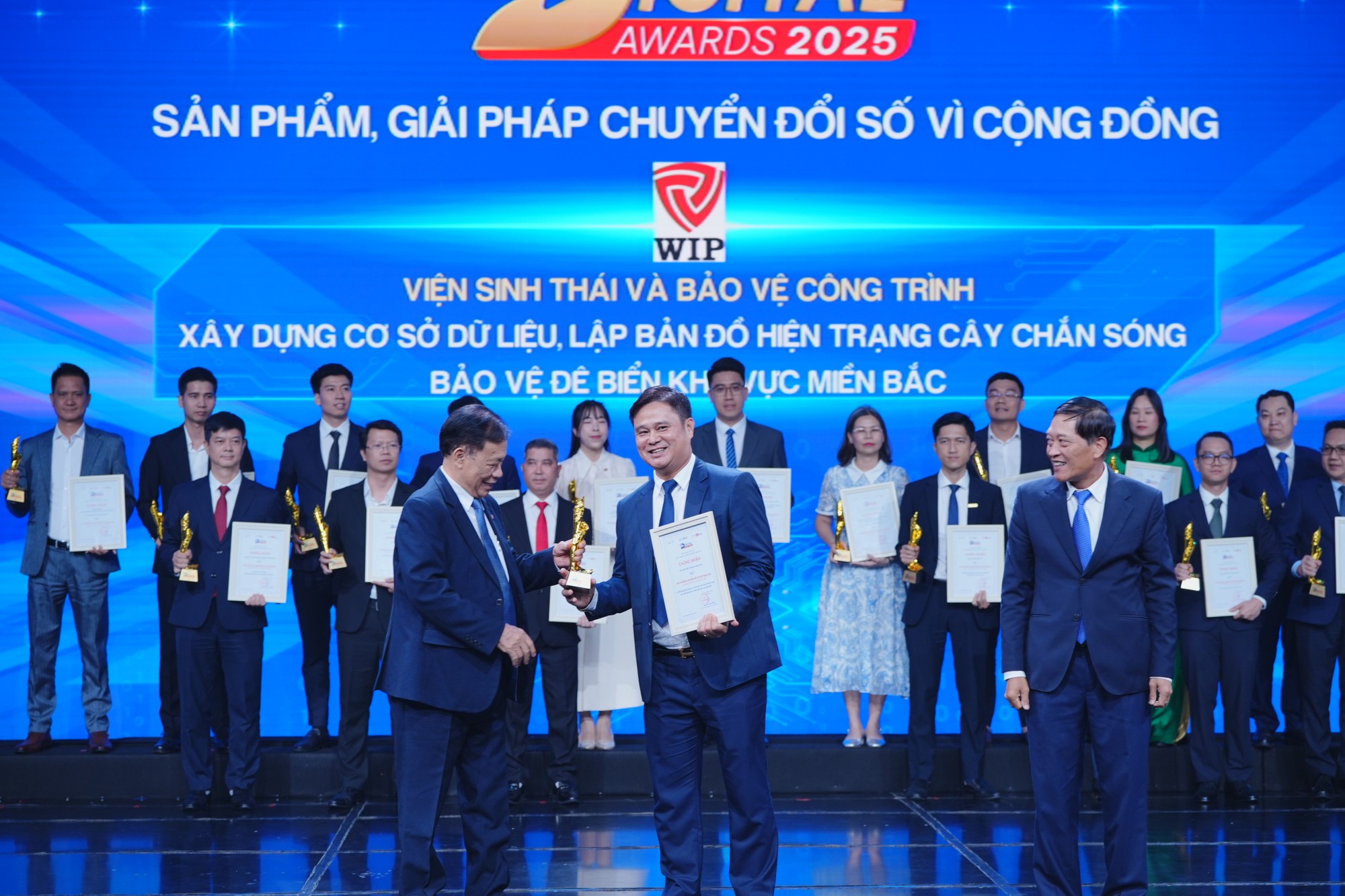 PGS.TS Nguyễn Quốc Huy, Viện trưởng Viện Sinh thái và Bảo vệ công trình đại diện nhận giải. PGS.TS Nguyễn Quốc Huy, Viện trưởng Viện Sinh thái và Bảo vệ công trình đại diện nhận giải.