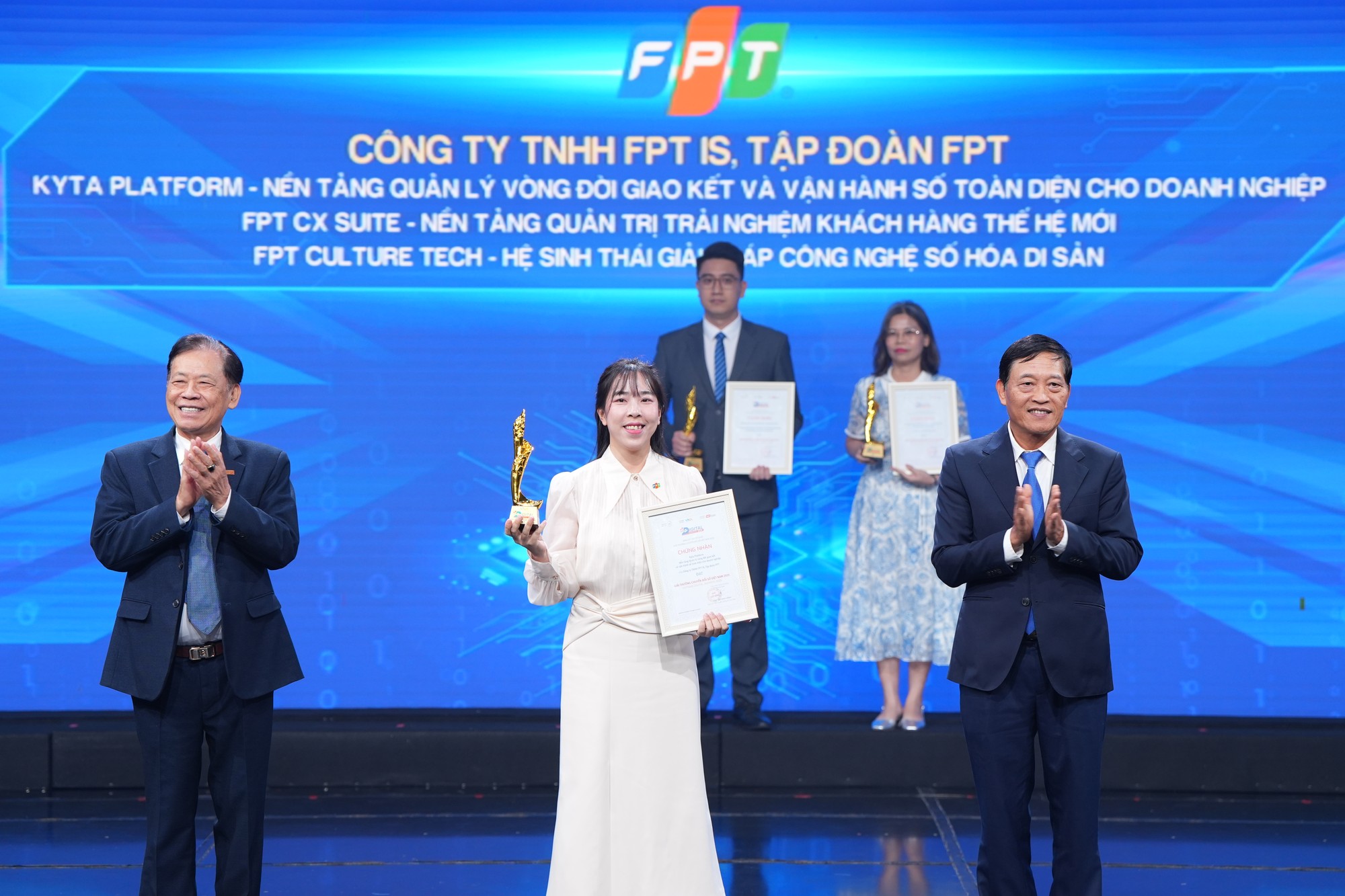 Kyta Platform - Nền tảng Quản lý vòng đời giao kết và vận hành số toàn diện cho doanh nghiệp; FPT CX Suite - Nền tảng Quản trị trải nghiệm khách hàng thế hệ mới; FPT Culture Tech - Hệ sinh thái giải pháp công nghệ số hóa di sản của Công ty trách nhiệm hữu hạn FPT IS, Tập đoàn FPT nhận giải Sản phẩm, dịch vụ, giải pháp công nghệ số xuất sắc. Bà Đào Hải Phương, Trưởng ban Marketing và Truyền thông của Công ty, đại diện nhận giải. 27.JPG