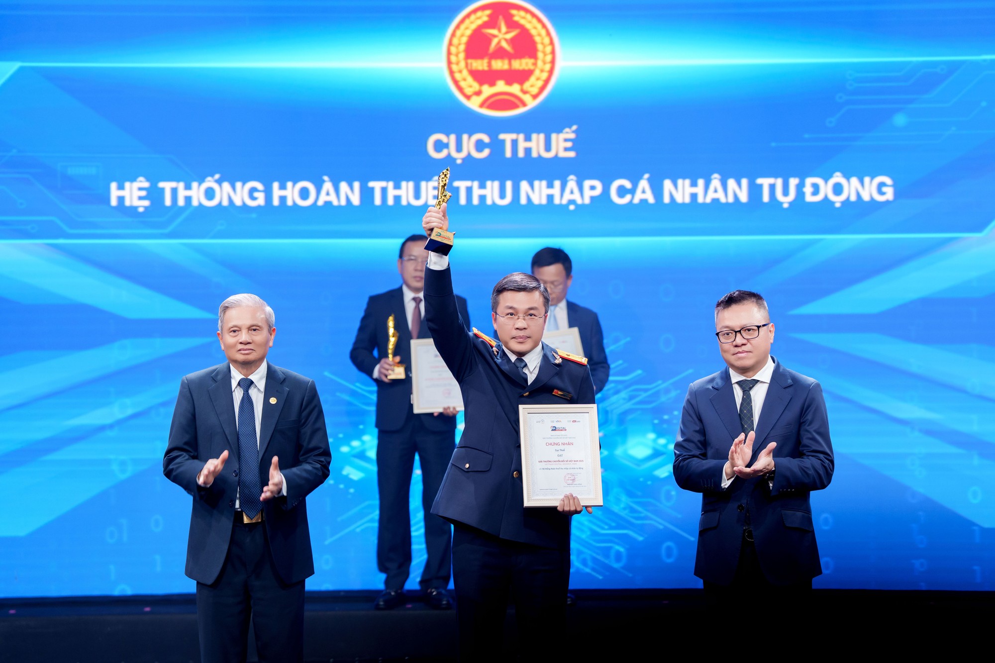 Cục Thuế được vinh danh tại VDA 2025 với Hệ thống Hoàn thuế thu nhập cá nhân tự động. Ông Lê Long, Phó Cục trưởng Cục thuế đại diện nhận giải từ Ban tổ chức. 3.jpg