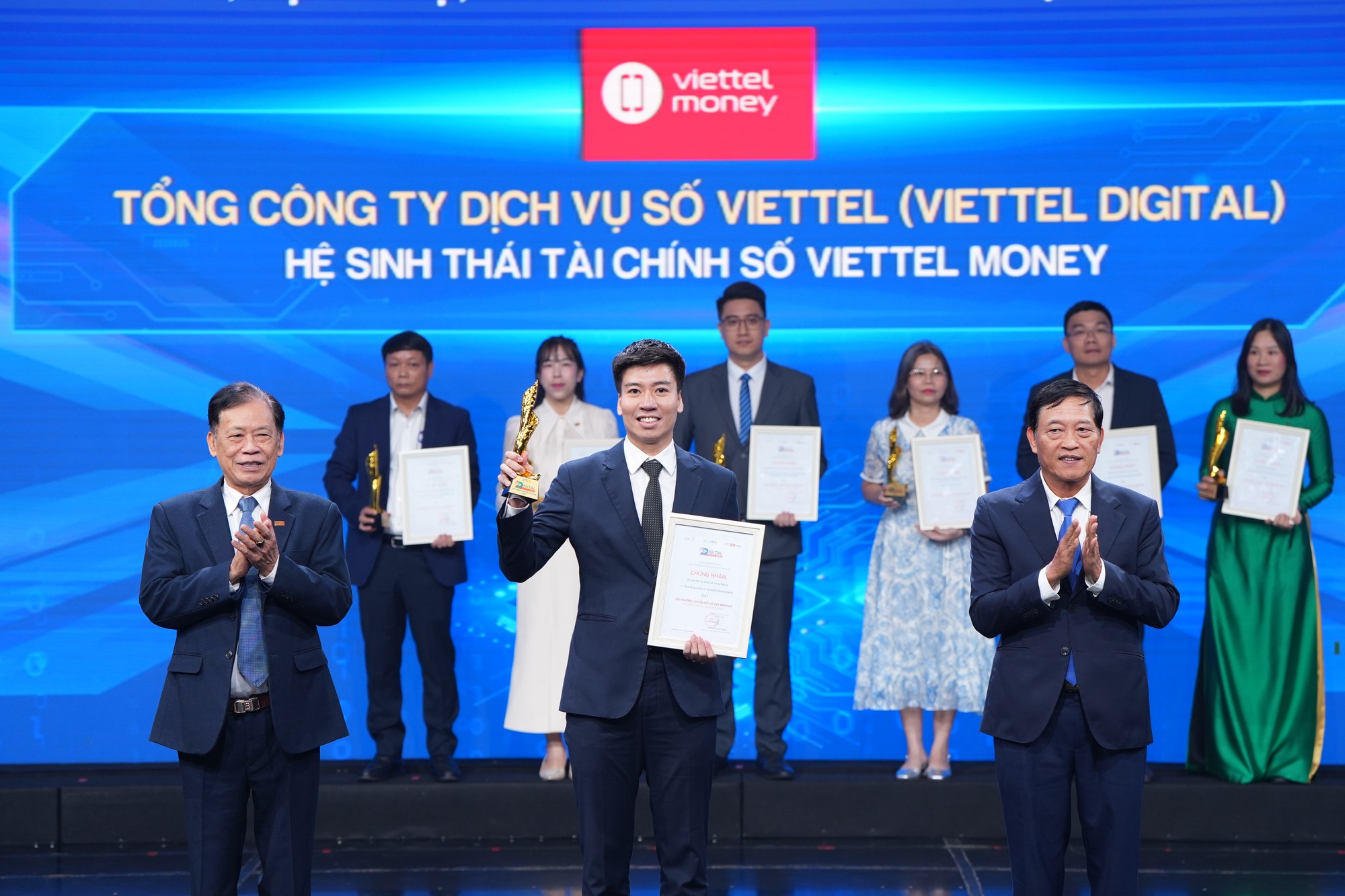 Hệ sinh thái Tài chính số Viettel Money của Tổng Công ty Dịch vụ số Viettel (Viettel Digital) nhận giả Sản phẩm, dịch vụ, giải pháp công nghệ số xuất sắc. Ông Nguyễn Việt Dũng đại diện nhận giải, 31.JPG