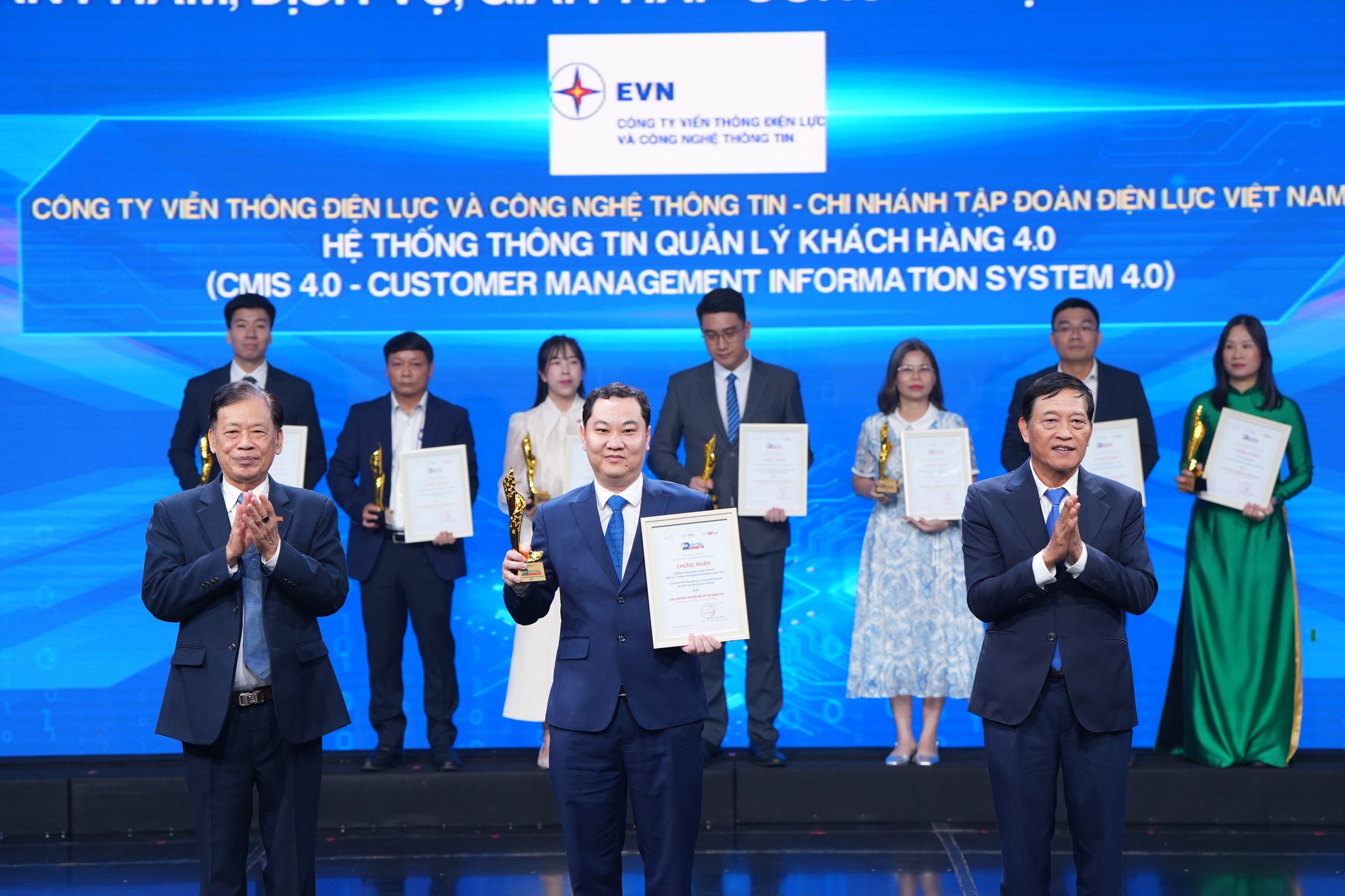 Ông Phạm Ngọc Hiển, Phó Giám đốc, đại diện nhận giải. Ông Phạm Ngọc Hiển, Phó Giám đốc, đại diện nhận giải.