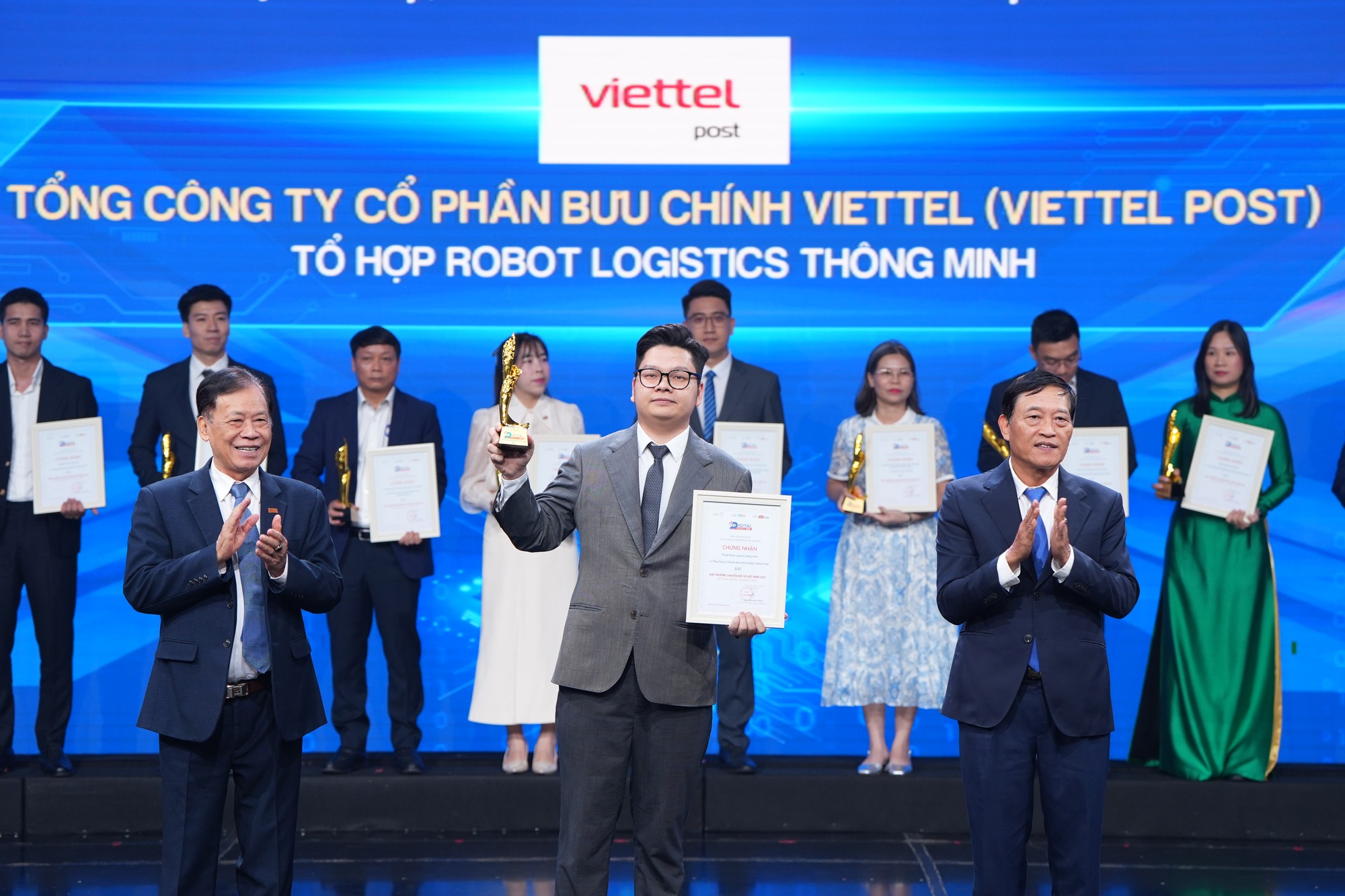 Ông Nguyễn Kim Thuần, Phó Giám đốc Trung tâm Công nghệ thông tin, đại diện nhận giải. Ông Nguyễn Kim Thuần, Phó Giám đốc Trung tâm Công nghệ thông tin, đại diện nhận giải.