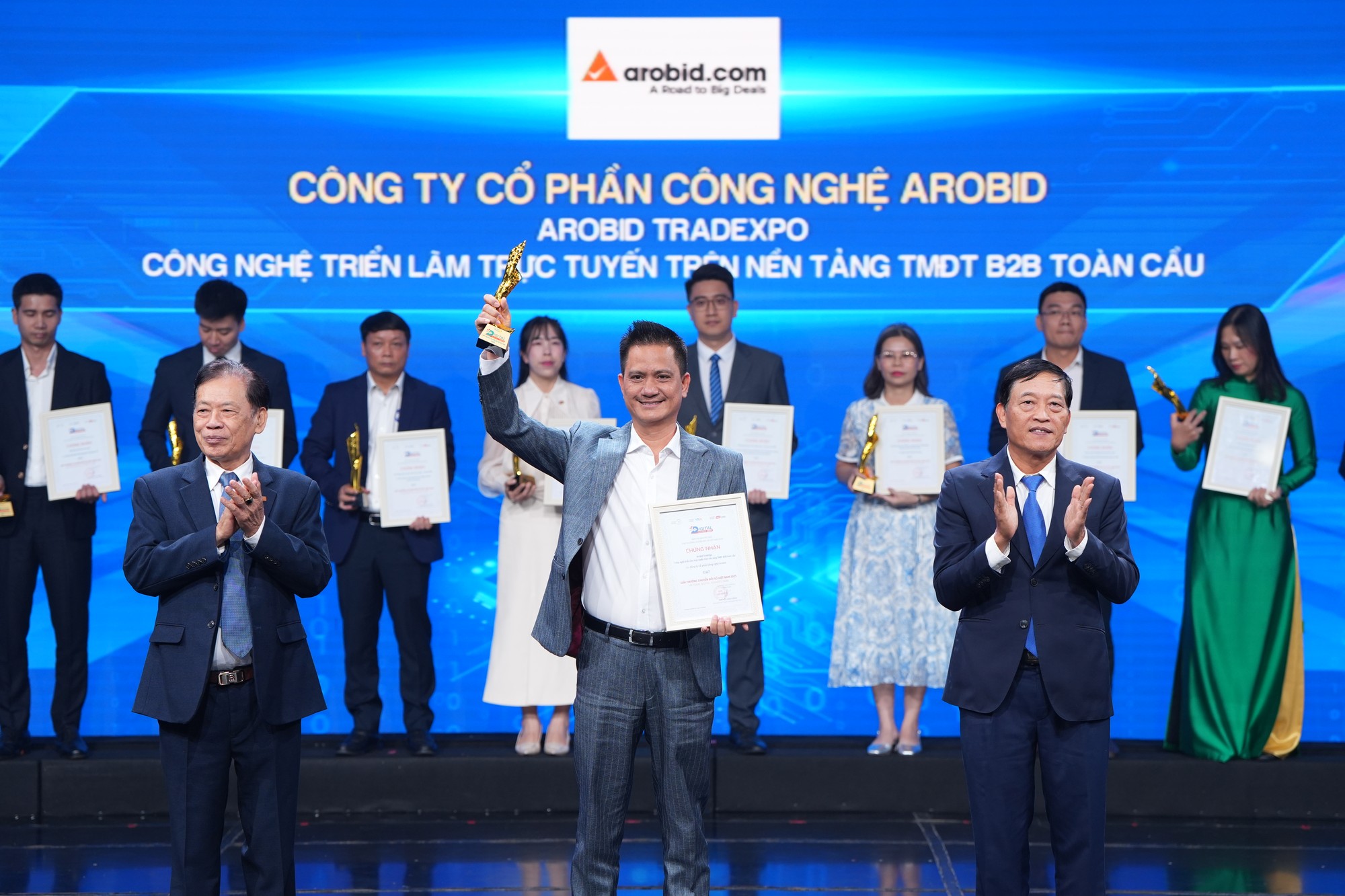 Ông Nguyễn Hải Triều, Giám đốc điều hành, đại diện nhận giải. Ông Nguyễn Hải Triều, Giám đốc điều hành, đại diện nhận giải.