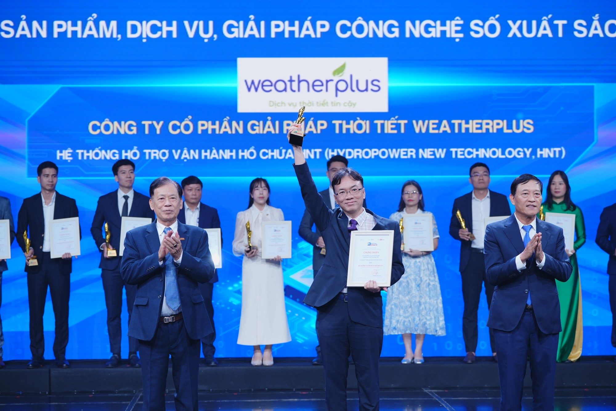 Ông Hà Ngọc Tuấn đại diện nhận giải. 37.JPG