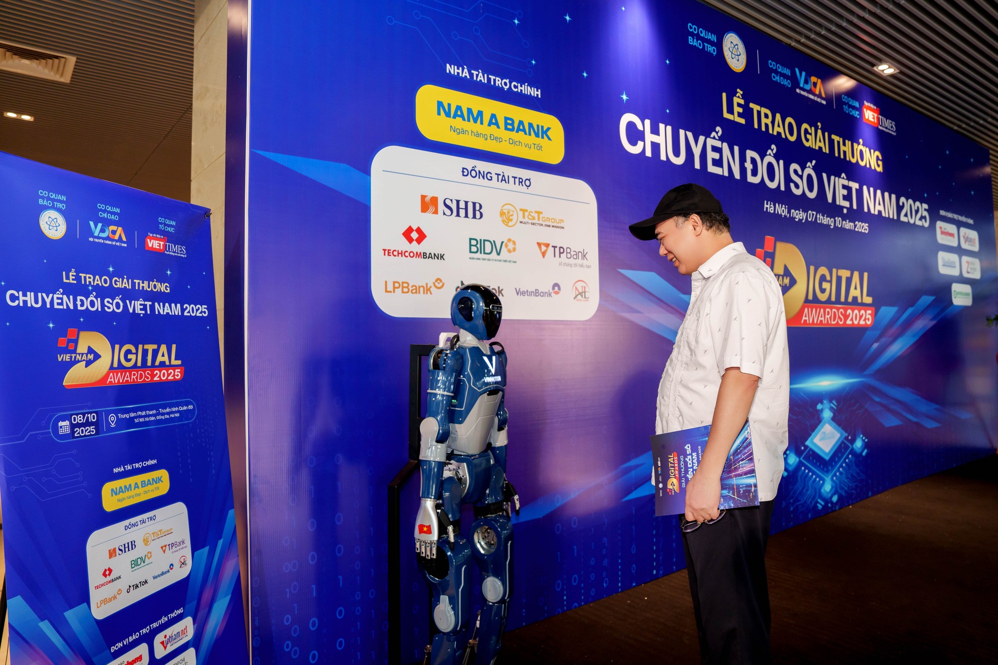 Các đại biểu khách trò truyện, đặt câu hỏi với Robot VinMotion CCD00378.jpg