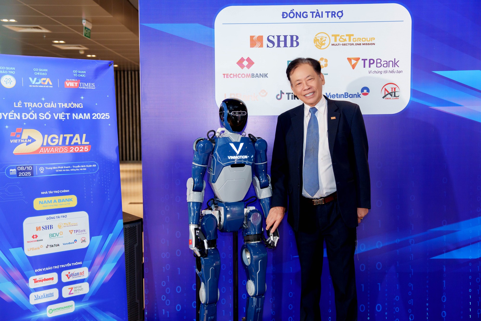 Một trong những điểm nhấn nổi bật của sự kiện là sự xuất hiện của robot VinMotion, sản phẩm AI hình người “Made in Vietnam” do đội ngũ kỹ sư của Vingroup phát triển. CCD00395.jpg