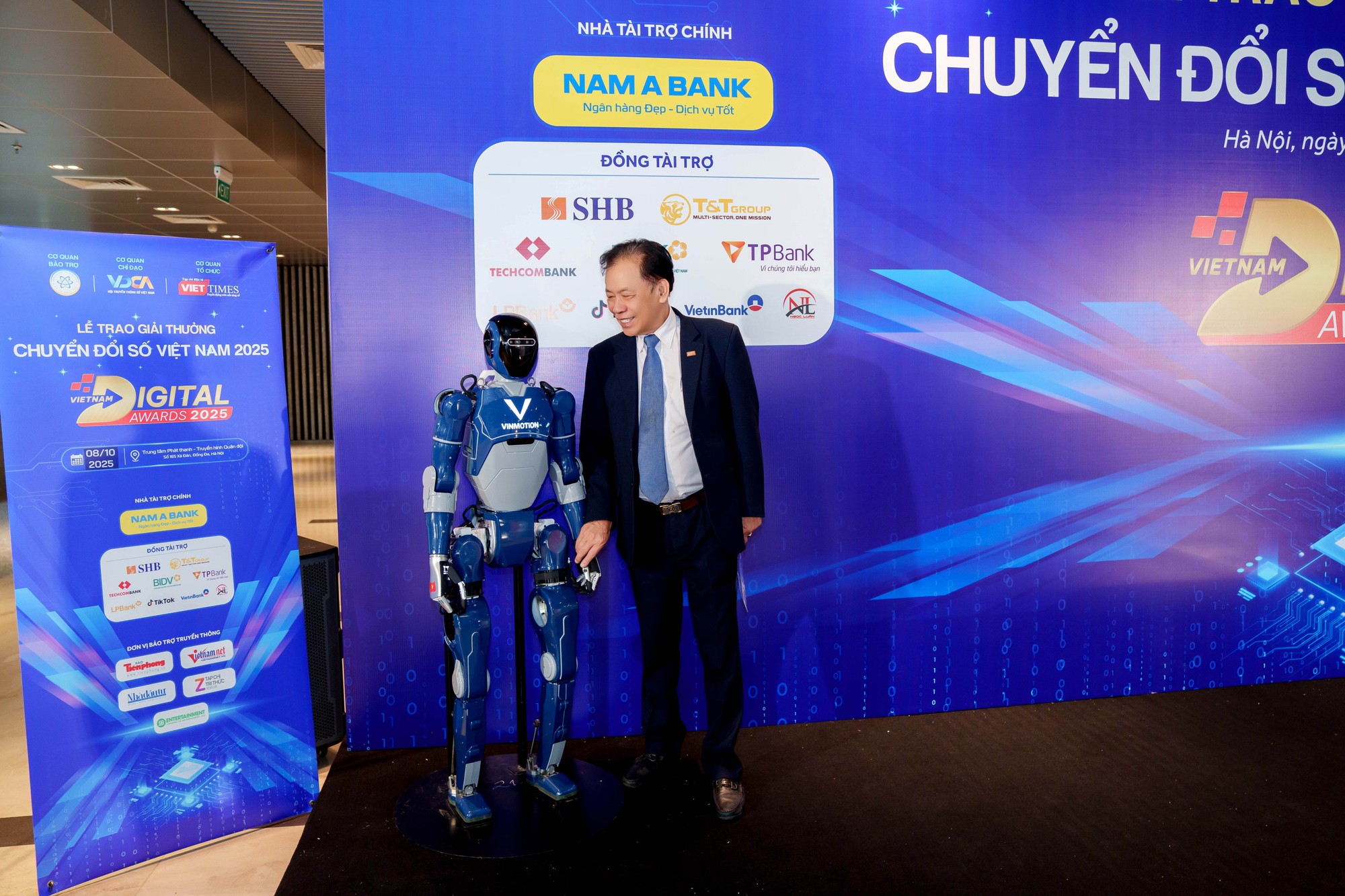 Khách mời bất ngờ khi robot có thể tương tác như người CCD00401.jpg