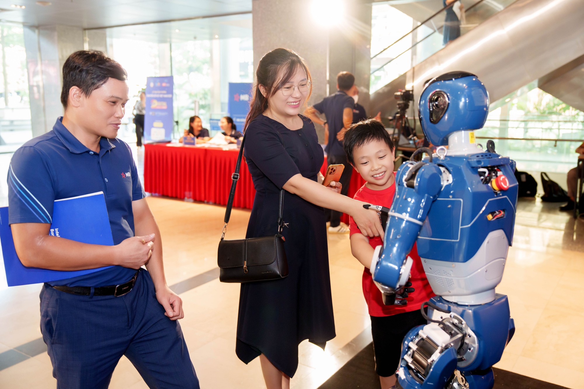 Nhiều đại biểu khách mời, thích thú khi nhận được câu trả lời thông minh từ Robot VinMotion. Robot thậm chí có cử chỉ thân thiện như bắt tay, chào khách mời. CCD00519.jpg