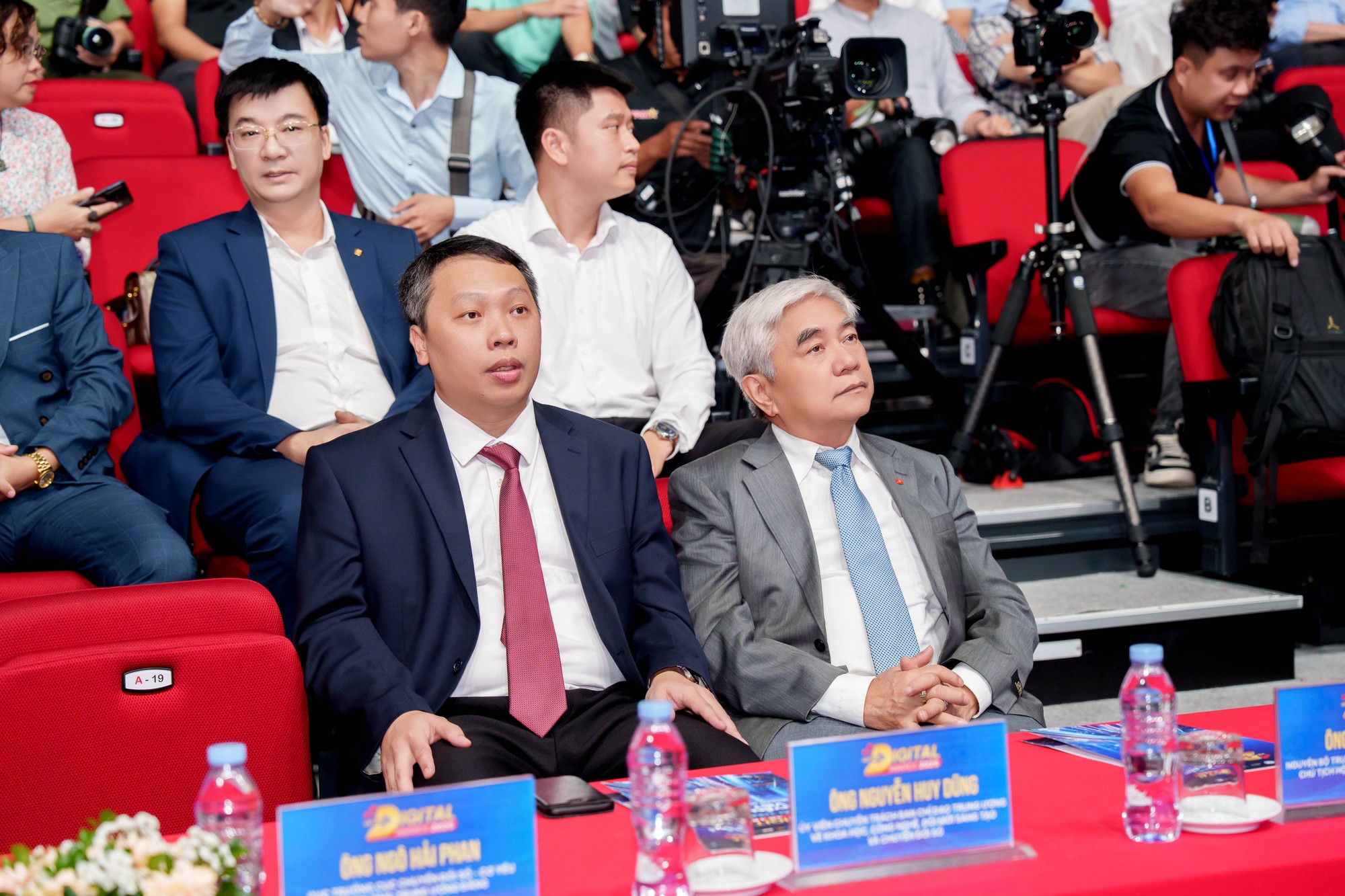 Ông Nguyễn Quân, Nguyên ủy viên Trung ương Đảng, Nguyên Bộ trưởng Bộ Khoa học và Công nghệ, Chủ tịch Hội đồng Chung khảo VDA 2025 và ông Nguyễn Huy Dũng, Uỷ viên chuyên trách Ban chỉ đạo thực hiện Nghị quyết 57 của Bộ Chính trị Ông Nguyễn Quân, Nguyên ủy viên Trung ương Đảng, Nguyên Bộ trưởng Bộ Khoa học và Công nghệ, Chủ tịch Hội đồng Chung khảo VDA 2025 và ông Nguyễn Huy Dũng, Uỷ viên chuyên trách Ban chỉ đạo thực hiện Nghị quyết 57 của Bộ Chính trị