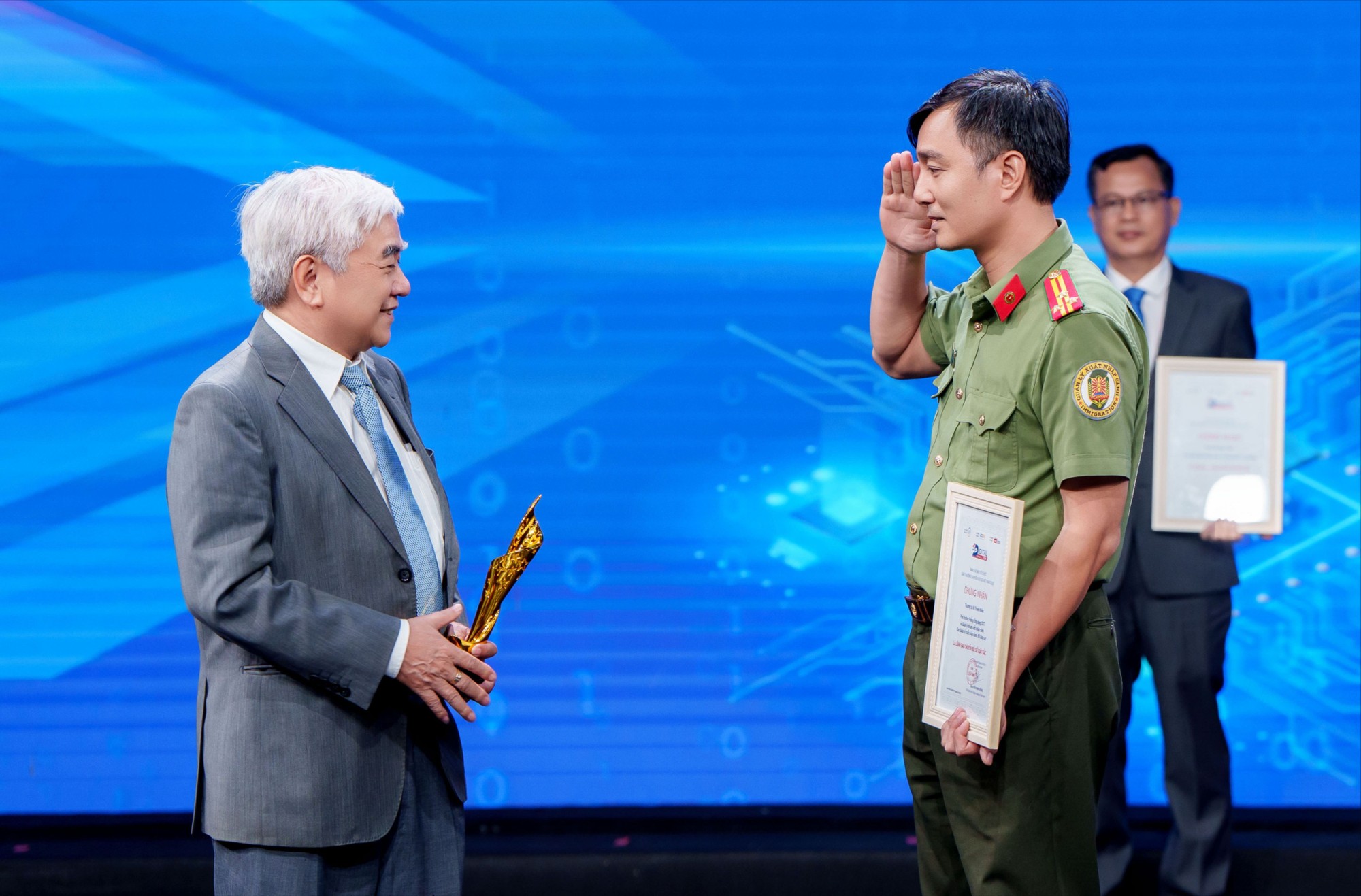 Và thượng tá Vũ Thanh Nhân, Phó trưởng Phòng Ứng dụng CNTT và Quản lý hồ sơ xuất nhập cảnh, Cục Quản lý xuất nhập cảnh, Bộ Công an. CDC06973.jpg