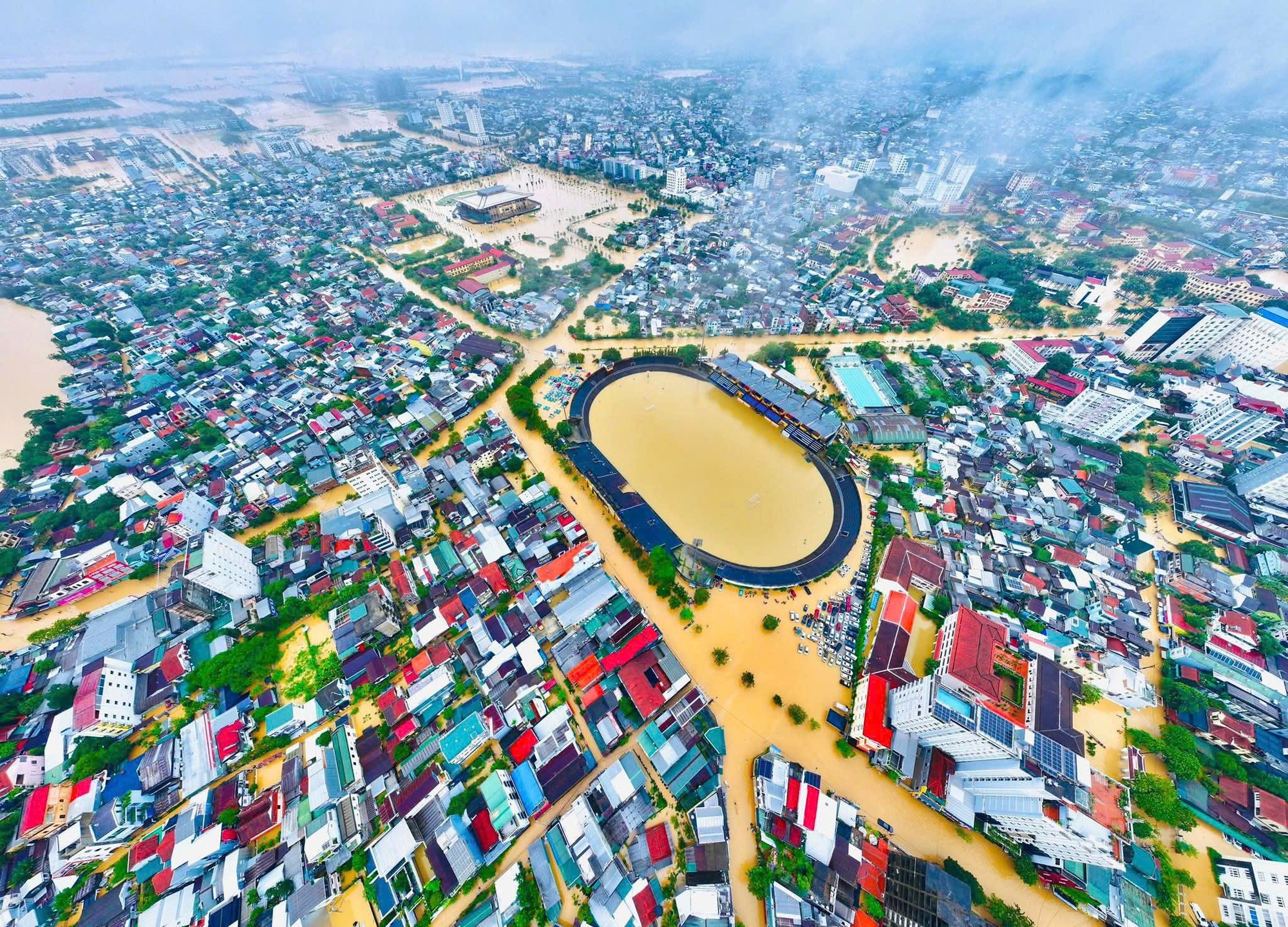 Cảnh TP Huế bị ngập do mưa lớn kéo dài. z7164029332100_860644fd63695992c9875f3e53eb1995.jpg