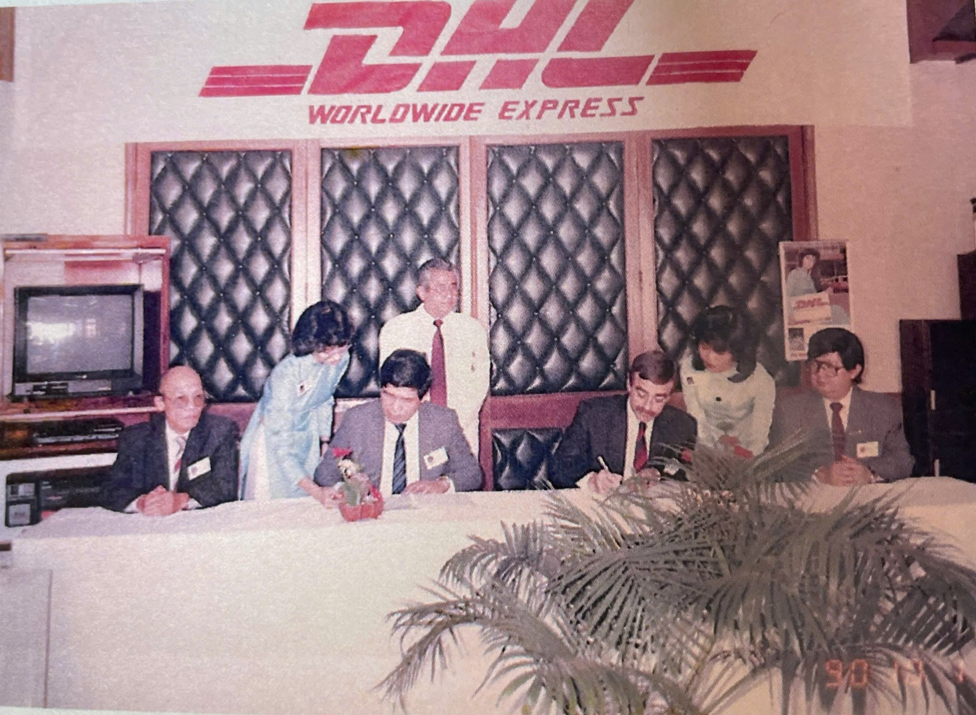 Đại diện Bưu điện TP.HCM ký kết hợp tác với công ty chuyển phát nhanh DHL. Ảnh: NVCC. TS Nguyen Ba 4.jpg