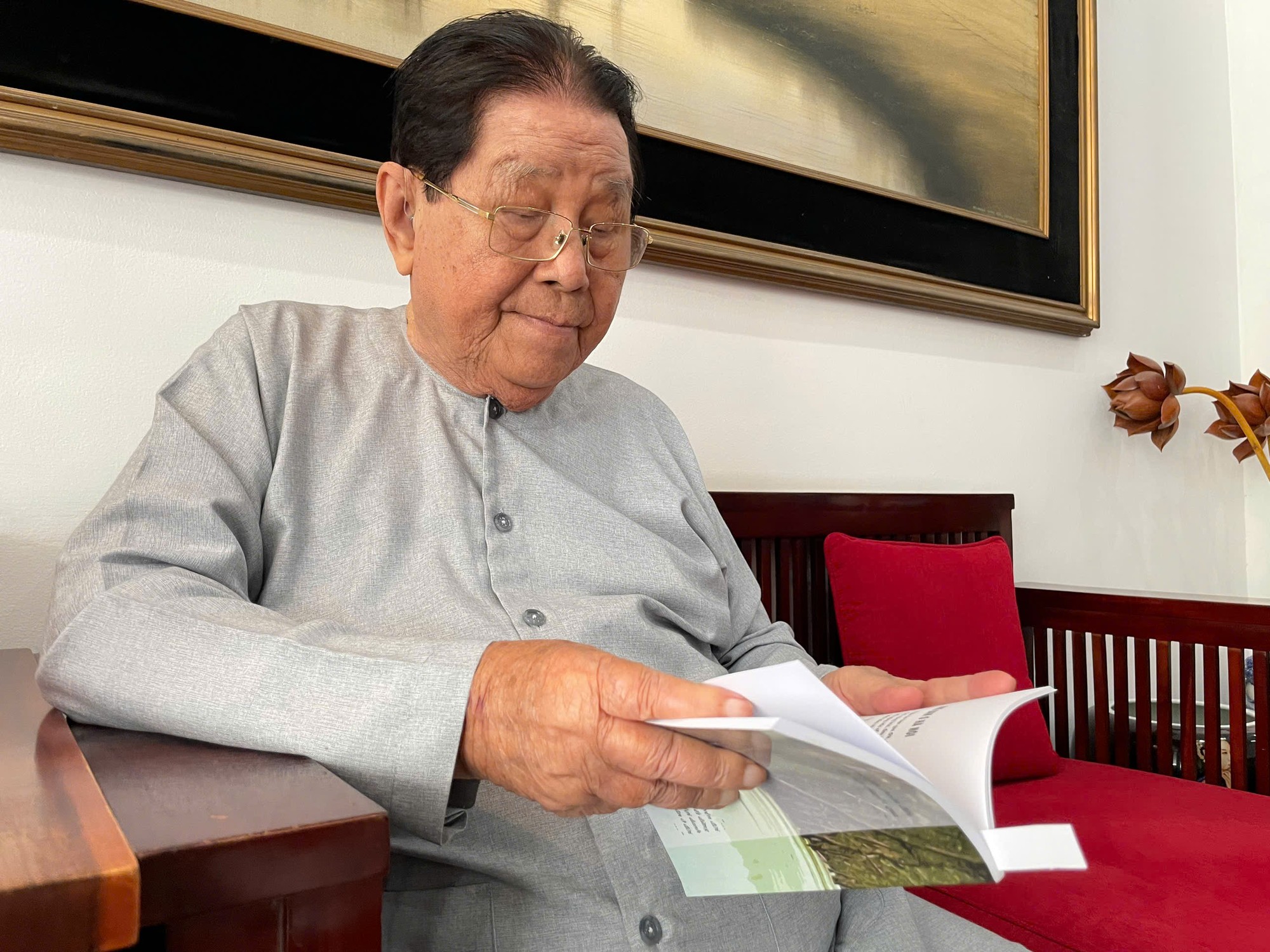 TS Nguyễn Bá tại nhà riêng ở TP.HCM. Ông vẫn thích đọc sách làm thơ tặng bạn bè, người thân. Ảnh: Hà An. TS Nguyen Ba 6.jpg