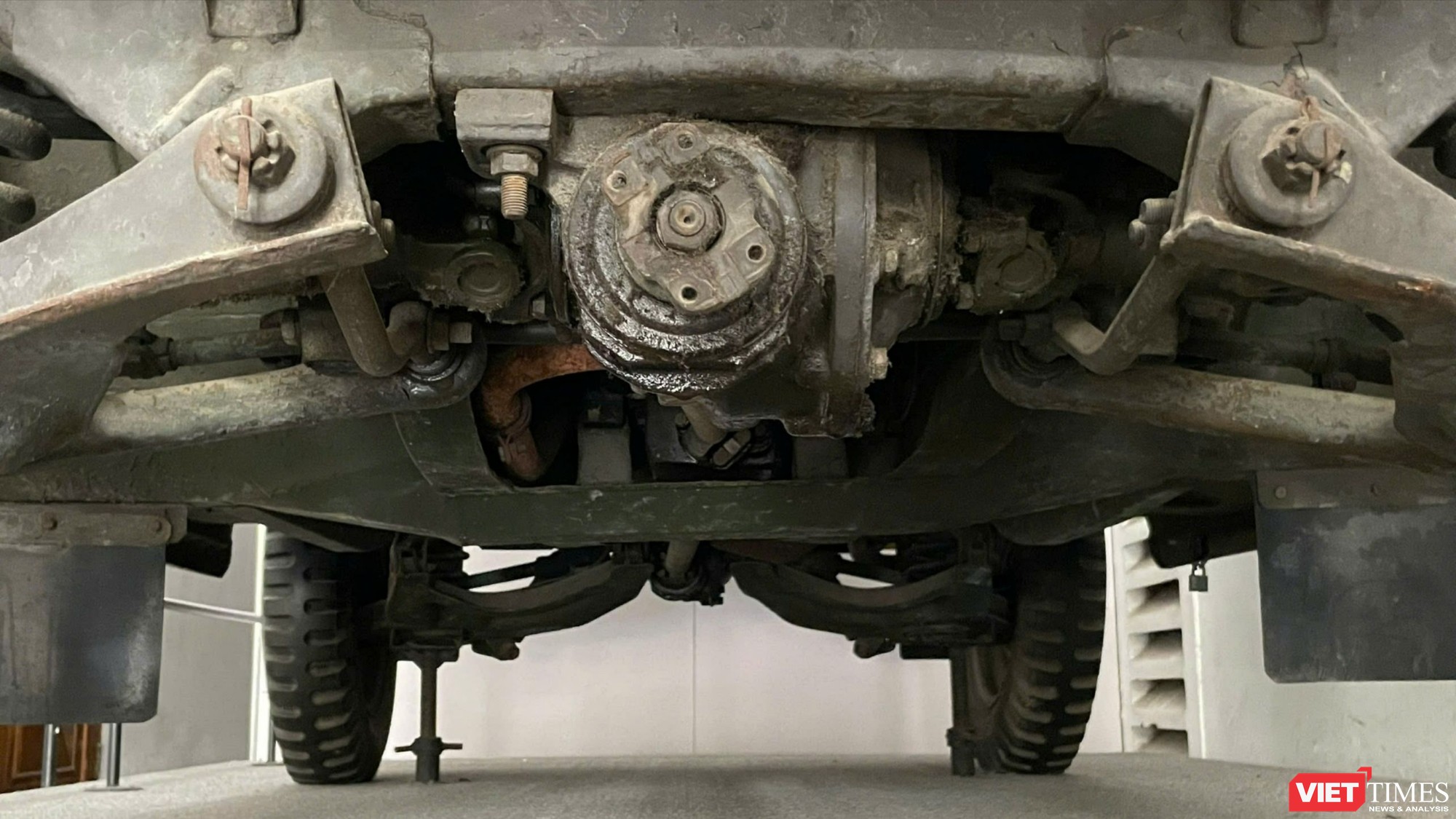 Xe có hệ thống treo độc lập 4 bánh lò xo cuộn, phanh tang trống cả 4 bánh. Điều này giúp Jeep M151 A2 có thể chạy địa hình tốt. Tuy nhiên, xe dễ bị lật khi vào cua gấp với tốc độ cao khi đi trong đường đô thị. VT_ (10).jpg