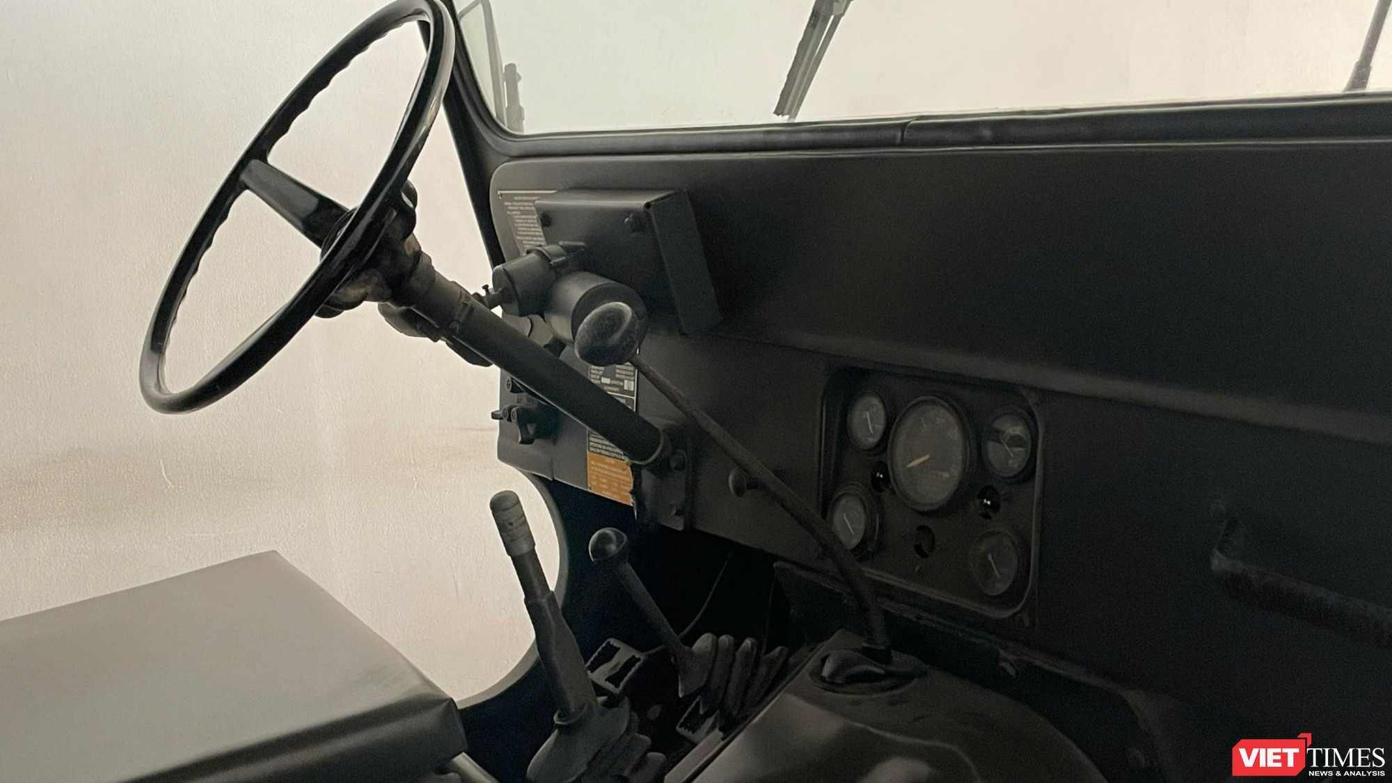 Chiếc Jeep M151 A2 là dòng xe quân sự đa dụng nổi tiếng được Quân đội Mỹ sử dụng từ thập niên 1950 đến 1980. Công ty đầu tiên phát triển và sản xuất mẫu xe là hãng Ford, từ năm 1951. Sau đó vài năm, Jeep được giao cho hai hãng xe hơi khác của Mỹ là Kaiser Jeep và AM General. Riêng kiểu xe M151 A2 được giới thiệu từ năm 1968. Tại Việt Nam Jeep M151 A2 được quân đội Mỹ và Việt Nam Cộng hòa sử dụng trong chiến tranh, với tên gọi dân dã là Jeep “lùn”. Xe sử dụng động cơ 4 xi lanh thẳng hàng, dung tích 2,3 lít (2.289cc), tốc độ tối đa đạt 105 km/h. VT_ (22).jpg