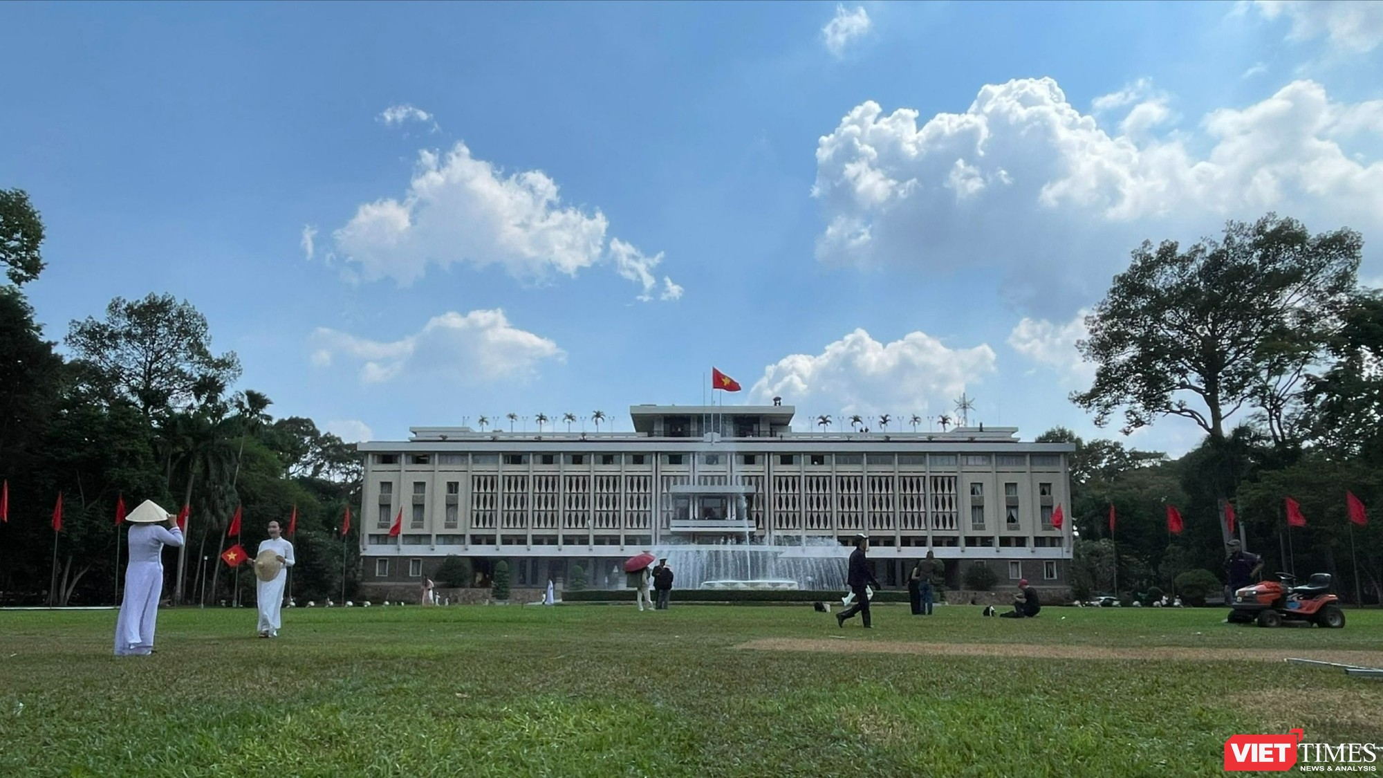 Dinh Độc Lập là công trình kiến trúc đặc sắc, di tích lịch sử đặc biệt - nơi lưu giữ dấu ấn về ngày chiến thắng, kết thúc Chiến dịch Hồ Chí Minh lịch sử, giải phóng miền Nam, thống nhất đất nước. Dinh Độc Lập không chỉ mang vẻ đẹp kiến trúc mà còn là biểu tượng của nền hòa bình, thống nhất, là điểm tham quan hút khách du lịch bậc nhất ở TP.HCM mỗi dịp 30/4. VT_ (28).jpg