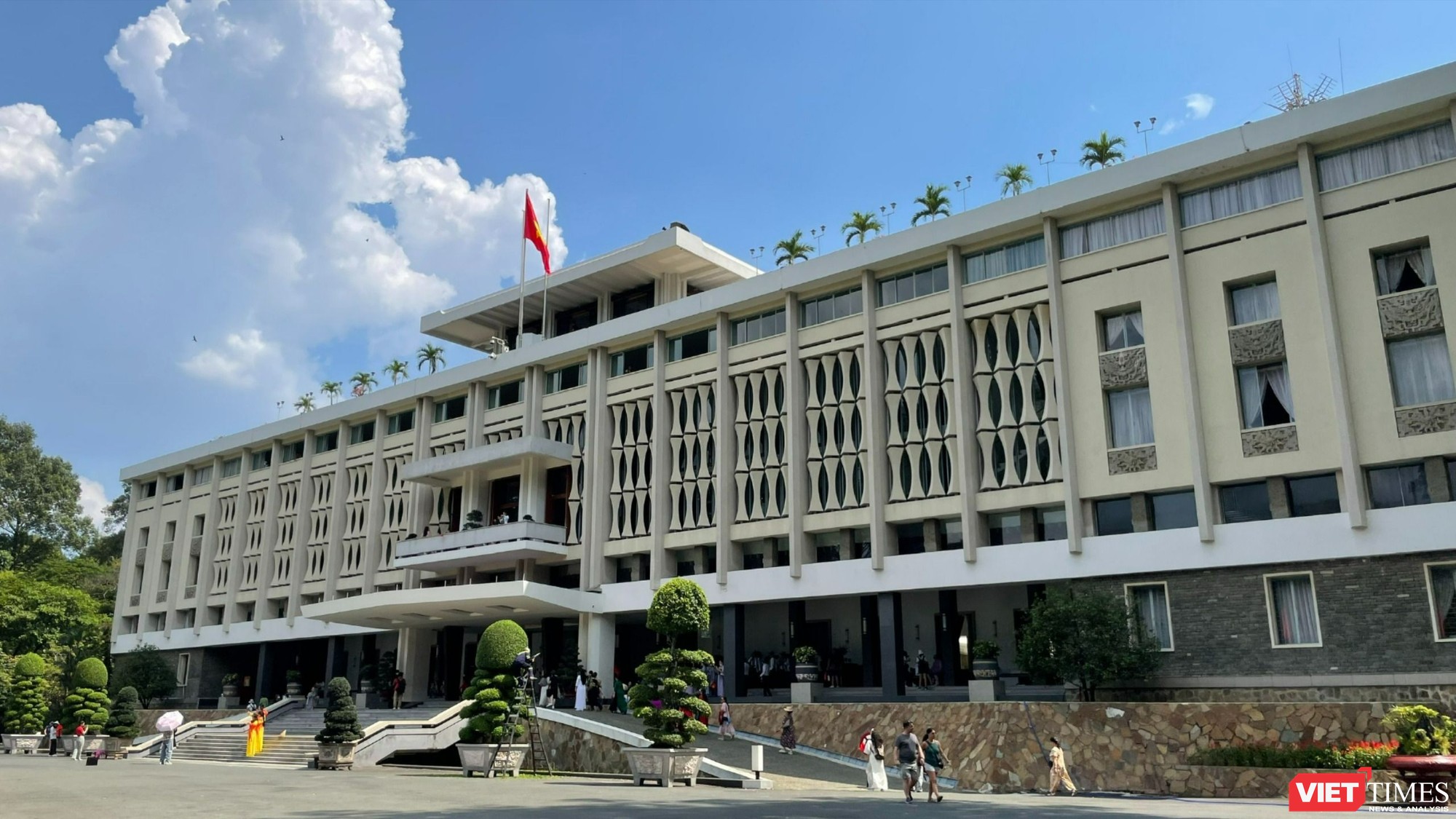 Dinh Độc Lập được xây dựng trên diện tích 4.500 m2, cao 26 m, diện tích sử dụng 20.000 m2 với 95 phòng. Nơi đây hiện lưu giữ, trưng bày nhiều hiện vật của chính quyền Việt Nam Cộng hòa. VT_ (29).jpg