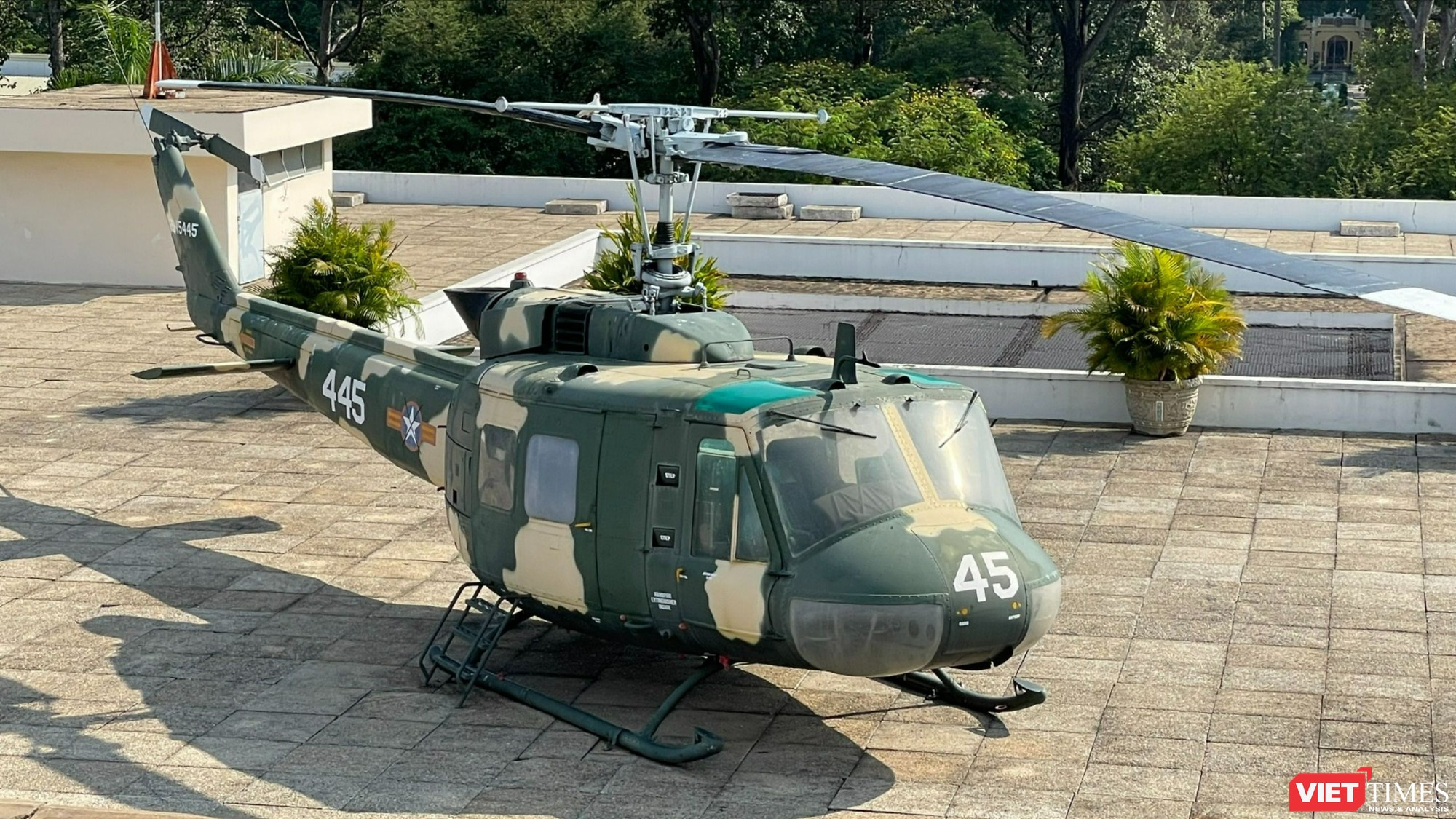Trên nóc Dinh Độc Lập trưng bày mẫu trực thăng UH-1 phục vụ Tổng thống Việt Nam Cộng hòa cùng tùy tùng di tản trong một số tình huống khẩn cấp. UH-1 là mẫu trực thăng đa dụng do hãng Bell Helicopter sản xuất, sử dụng cho quân đội Mỹ từ năm 1959 và trong chiến tranh Việt Nam năm 1962. Máy bay có tầm bay 480 km, trần bay gần 6 km, tốc độ 215 km/h, khả năng chở tối đa 14 người bao gồm tổ bay. VT_(38).jpg