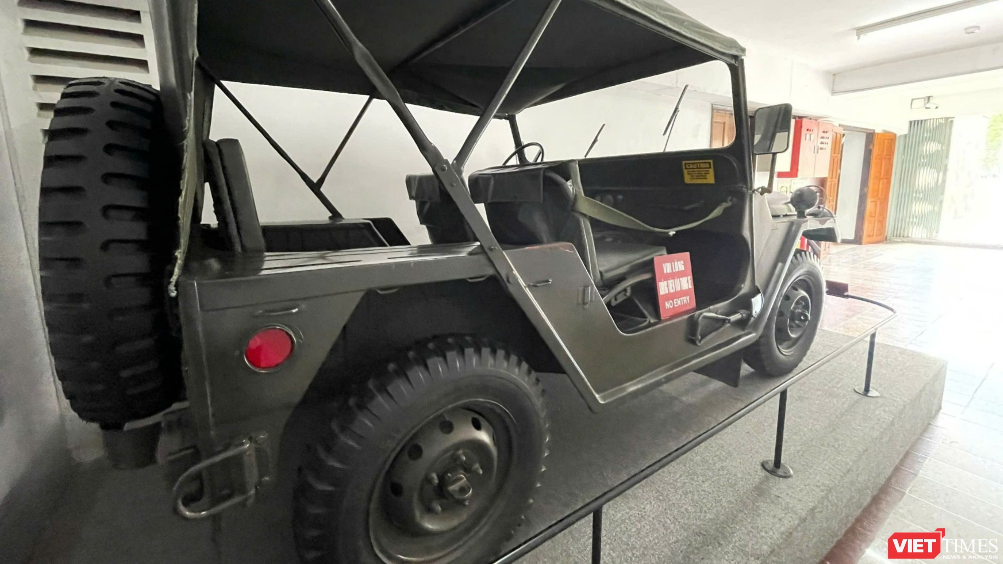 Thiết kế của xe không có cửa phục vụ tính cơ động trong chiến đấu, nên mẫu Jeep M151 A2 có trọng lượng nhẹ chỉ hơn 1 tấn, dễ vận chuyển bằng máy bay, dễ bảo trì sửa chữa. Bánh xe thiết kế nhiều rãnh sâu giúp xe có độ bám đường cao. VT_ (4).jpg