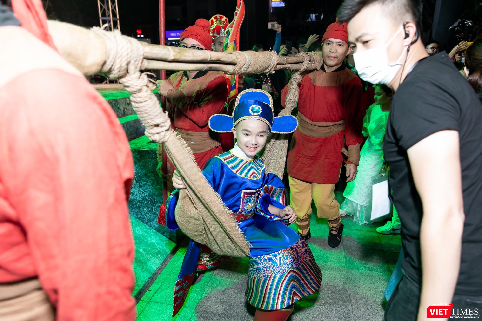 Nghi thức “Múa rồng - Rước Trạng” giới thiệu dàn diễn viên nhí của bộ phim