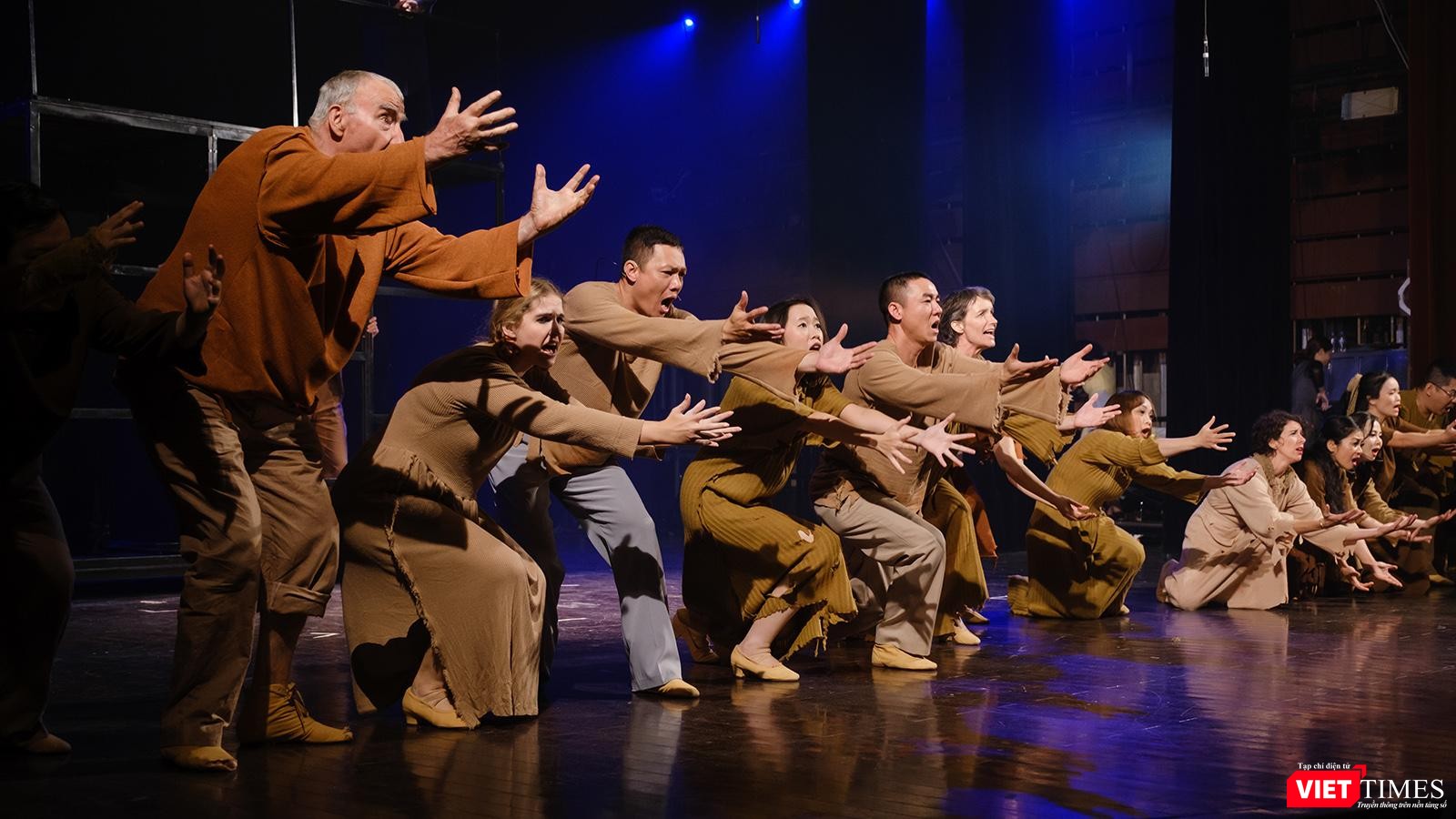 Vở diễn hội tụ một số lượng cực lớn diễn viên, nghệ sĩ