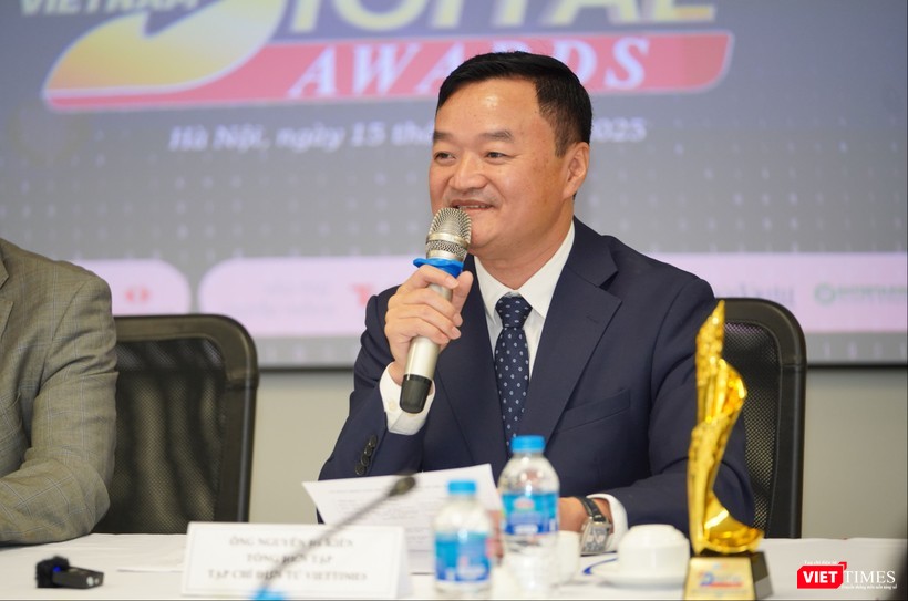 Ông Nguyễn Bá Kiên, Tổng biên tập Tạp chí điện tử VietTimes, Trưởng ban Tổ chức Giải thưởng VDA 2025 cho biết trong lần thứ Tám tổ chức, Giải thưởng lần đầu tiên tổ chức tôn vinh những cá nhân có thành tựu, đóng góp lớn, có sức lan toả và ảnh hưởng đặc biệt trong việc thúc đẩy ứng dụng công nghệ số, chuyển đổi số tại Việt Nam. Ông Nguyễn Bá Kiên, Tổng biên tập Tạp chí điện tử VietTimes, Trưởng ban Tổ chức Giải thưởng VDA 2025 cho biết trong lần thứ Tám tổ chức, Giải thưởng lần đầu tiên tổ chức tôn vinh những cá nhân có thành tựu, đóng góp lớn, có sức lan toả và ảnh hưởng đặc biệt trong việc thúc đẩy ứng dụng công nghệ số, chuyển đổi số tại Việt Nam.