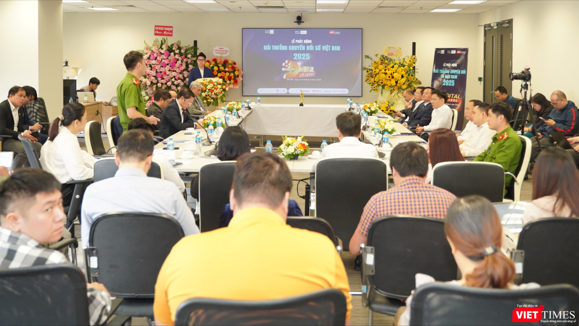Ngày 15/4, Hội Truyền thông số Việt Nam (VDCA) và Tạp chí điện tử VietTimes - Cơ quan ngôn luận của VDCA tổ chức Lễ phát động Giải thưởng chuyển đổi số (VDA) lần thứ 8/2025 vì một Việt Nam số. Giải thưởng được tổ chức thường niên từ 2018, do Bộ Khoa học và Công nghệ (trước đây là Bộ Thông tin và Truyền thông) bảo trợ, VDCA chỉ đạo, giao Tạp chí điện tử VietTimes tổ chức. Giải thưởng VDA hướng đến mục tiêu góp phần thúc đẩy công cuộc chuyển đổi số tại Việt Nam, đưa Việt Nam trở thành cường quốc về khoa học công nghệ. Ngày 15/4, Hội Truyền thông số Việt Nam (VDCA) và Tạp chí điện tử VietTimes - Cơ quan ngôn luận của VDCA tổ chức Lễ phát động Giải thưởng chuyển đổi số (VDA) lần thứ 8/2025 vì một Việt Nam số. Giải thưởng được tổ chức thường niên từ 2018, do Bộ Khoa học và Công nghệ (trước đây là Bộ Thông tin và Truyền thông) bảo trợ, VDCA chỉ đạo, giao Tạp chí điện tử VietTimes tổ chức. Giải thưởng VDA hướng đến mục tiêu góp phần thúc đẩy công cuộc chuyển đổi số tại Việt Nam, đưa Việt Nam trở thành cường quốc về khoa học công nghệ.