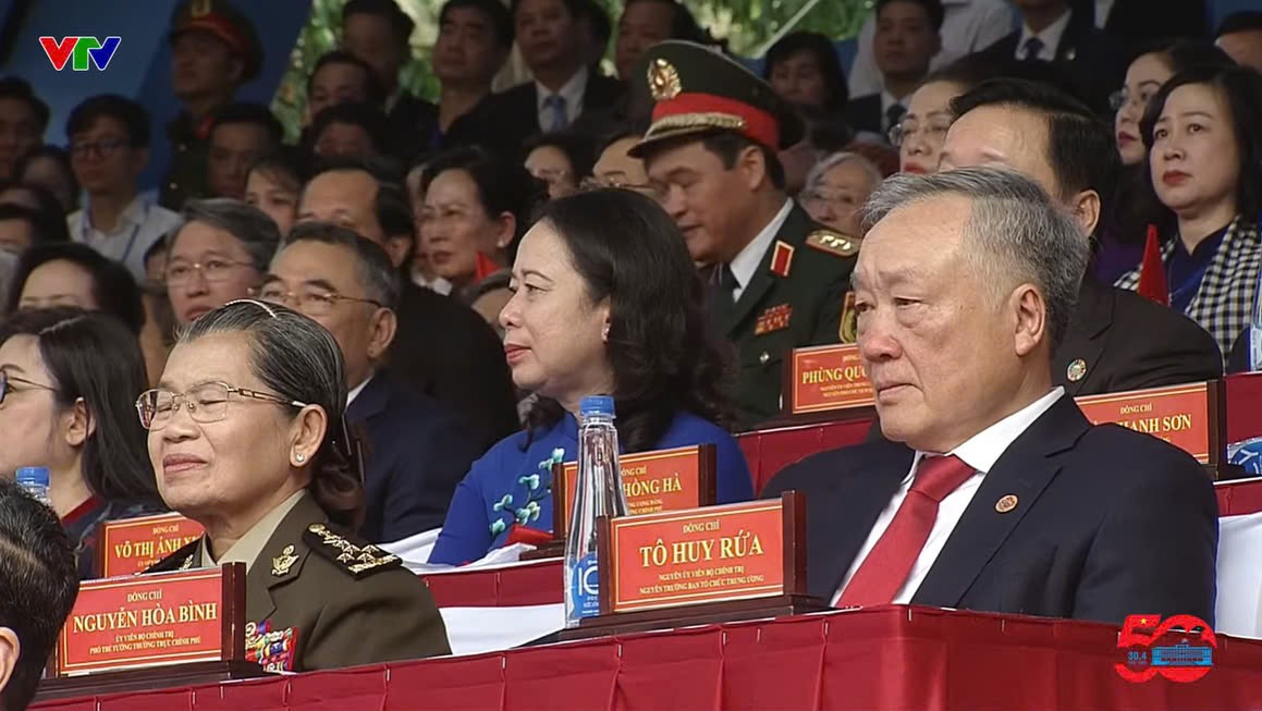 Các đại biểu và người dân xúc động khi xem chương trình nghệ thuật tại lễ kỷ niệm. truong hoa binh.jpg