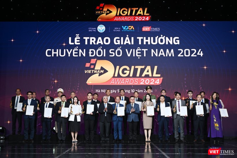 Giải thưởng Chuyển đổi số Việt Nam là hoạt động thường niên của VDCA nhằm tôn vinh những thành tựu chuyển đổi số xuất sắc của các cơ quan Nhà nước, đơn vị sự nghiệp, doanh nghiệp và cá nhân, góp phần mạnh mẽ thúc đẩy công cuộc chuyển đổi số quốc gia. vt_huy-4966-8515 (1).jpg