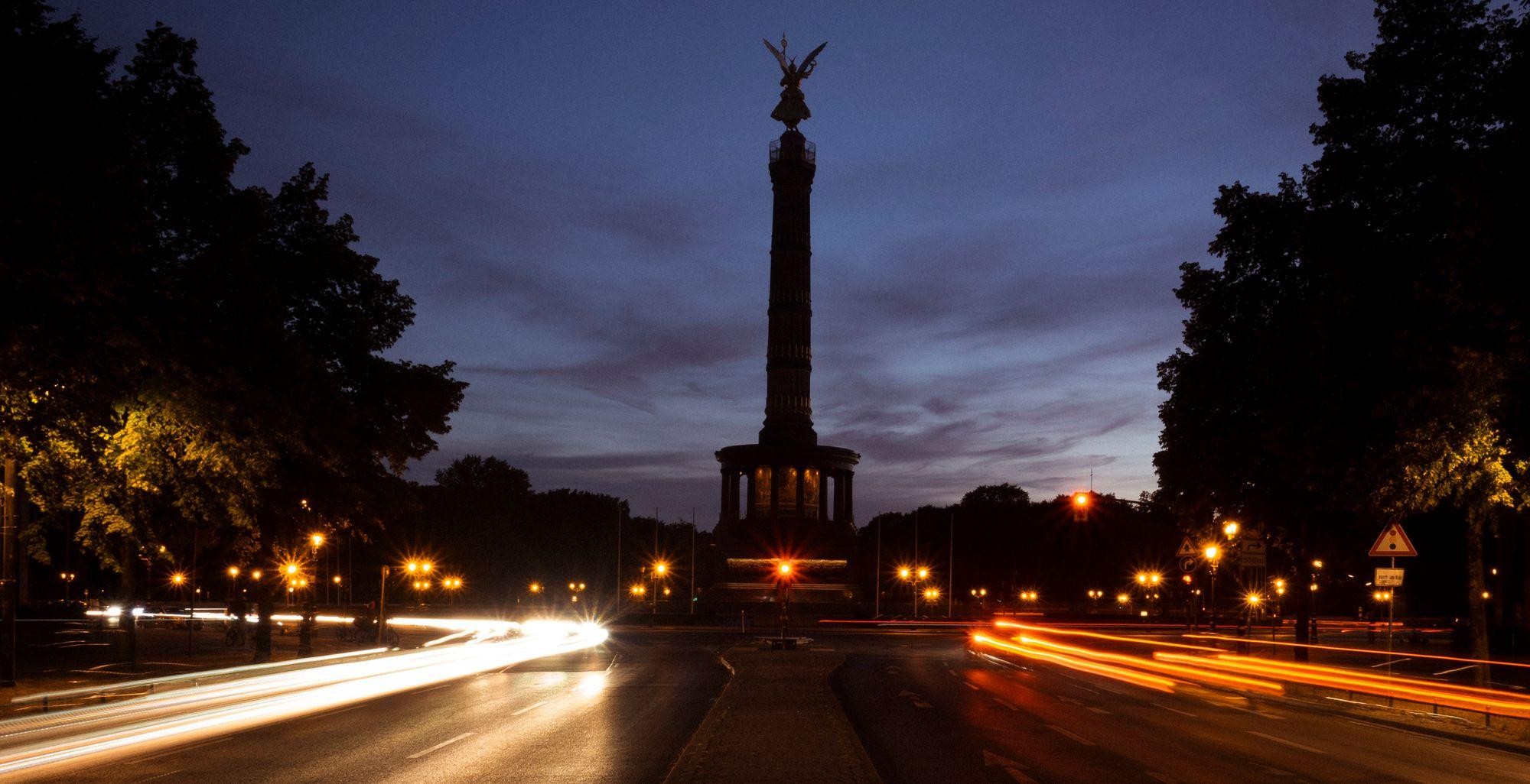 Đài Victoria Column ở Berlin, Đức không còn được thắt sáng lộng lẫy để tiết kiệm điện (Ảnh: Zuma Press)