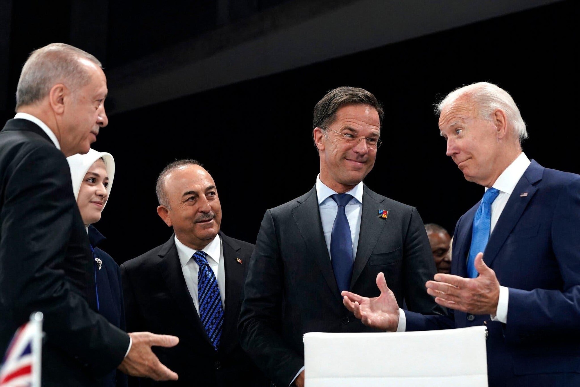 Ông Erdogan và Ngoại trưởng của ông, Mevlut Cavusoglu, nói chuyện cùng Thủ tướng Hà Lan Mark Rutte, Tổng thống Mỹ Joe Biden tại Hội nghị thượng đỉnh NATO ở Madrid vào tháng 6 (Ảnh: NYTimes) Ông Erdogan và Ngoại trưởng của ông, Mevlut Cavusoglu, nói chuyện cùng Thủ tướng Hà Lan Mark Rutte, Tổng thống Mỹ Joe Biden tại Hội nghị thượng đỉnh NATO ở Madrid vào tháng 6 (Ảnh: NYTimes)