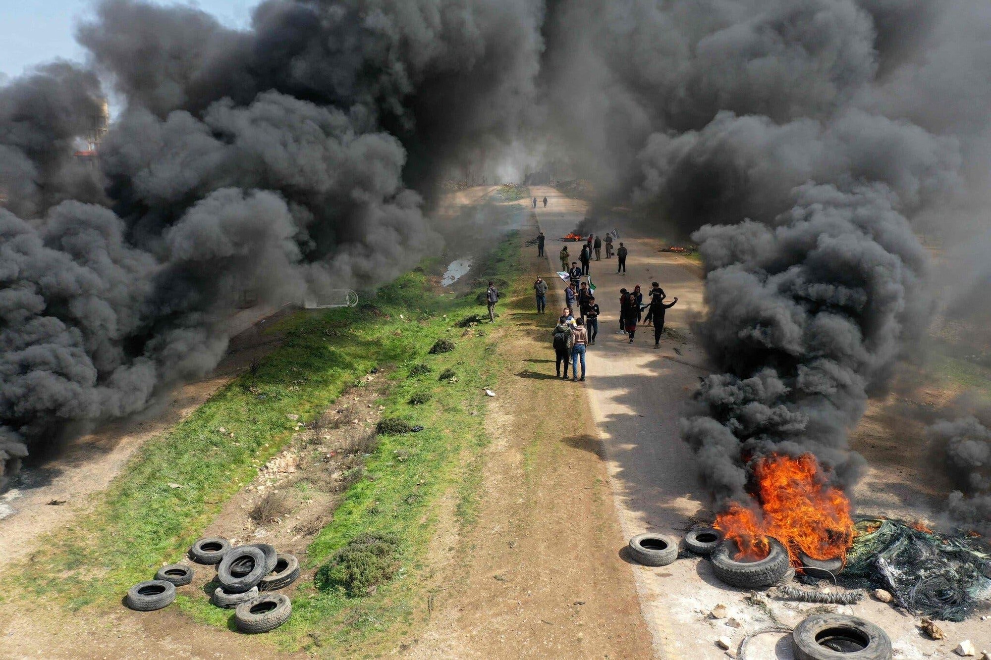 Người Syria biểu tình trước cuộc tuần tra chung của Nga và Thổ Nhĩ Kỳ ở miền Bắc Syria (Ảnh: AFP) Người Syria biểu tình trước cuộc tuần tra chung của Nga và Thổ Nhĩ Kỳ ở miền Bắc Syria (Ảnh: AFP)