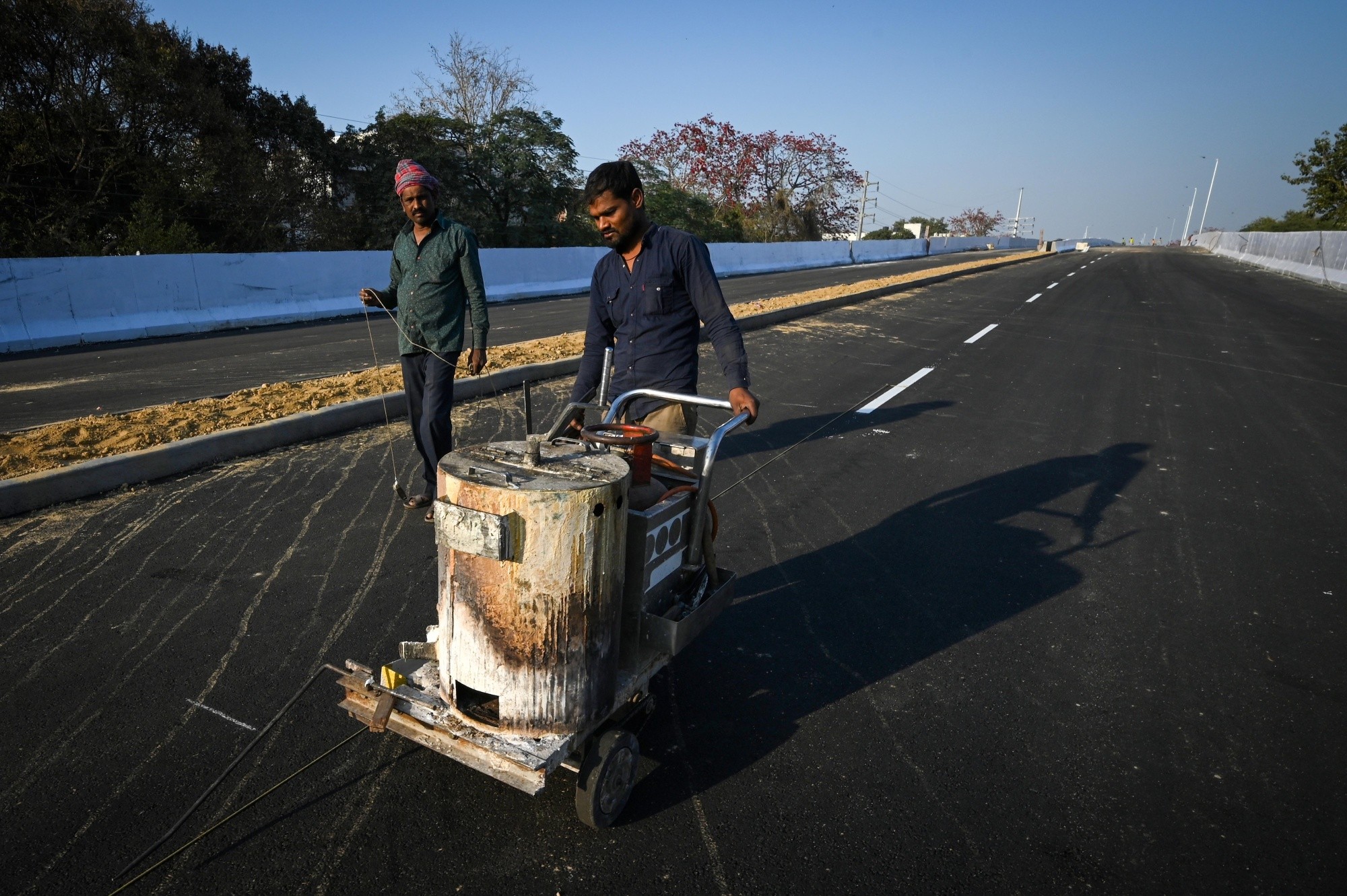 Công nhân làm việc tại một tuyến đường mới mở tại New Delhi (Ảnh: Getty)