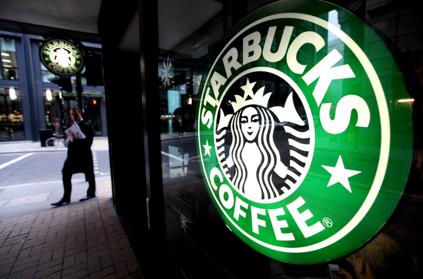 Starbucks bị tố trốn 1,3 tỷ USD tiền thuế trong một thập kỷ qua. Ảnh: Bloomberg