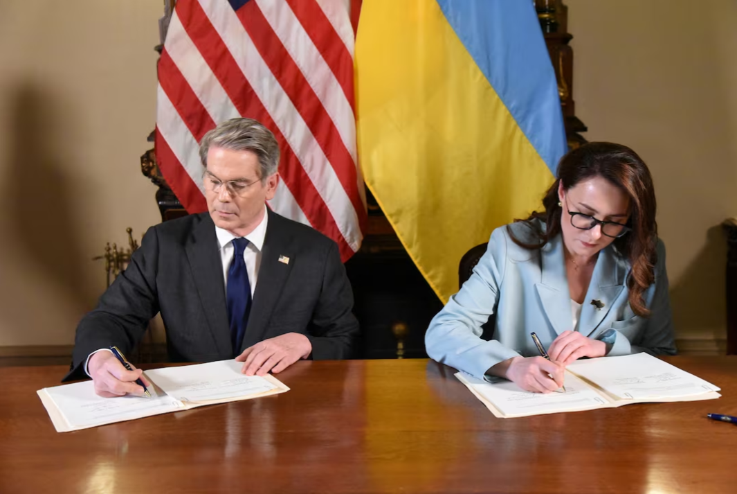 Bộ trưởng Tài chính Mỹ Scott Bessent và Phó Thủ tướng thứ nhất Ukraine Yulia Svyrydenko ký một thỏa thuận sẽ trao cho Mỹ quyền tiếp cận ưu tiên đối với các hợp đồng khoáng sản mới của Ukraine. Ảnh: Reuters. 2.png