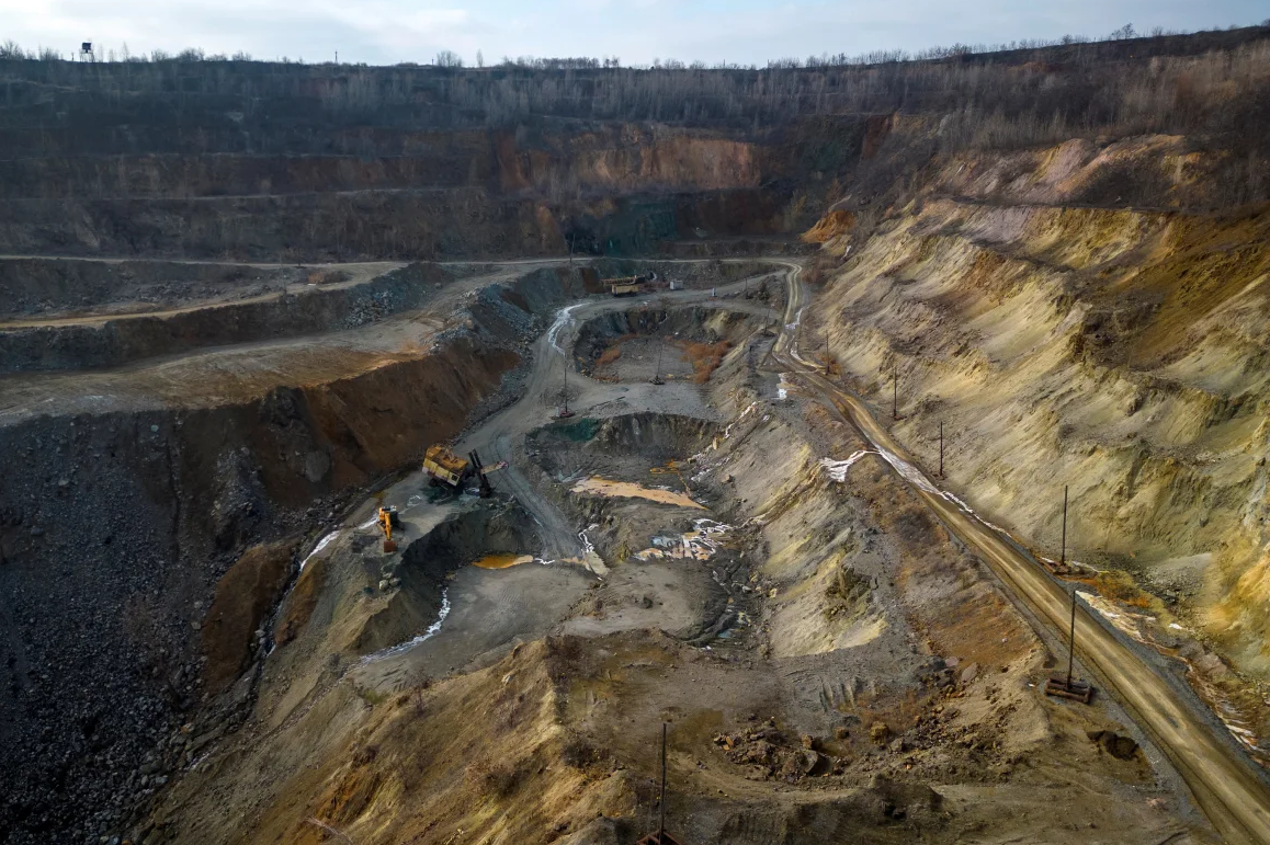 Góc nhìn từ máy bay không người lái cho thấy mỏ lộ thiên Zavallievsky Graphite ở Zavallia, Ukraine, ngày 10/2. Ảnh: Reuters. 3.png