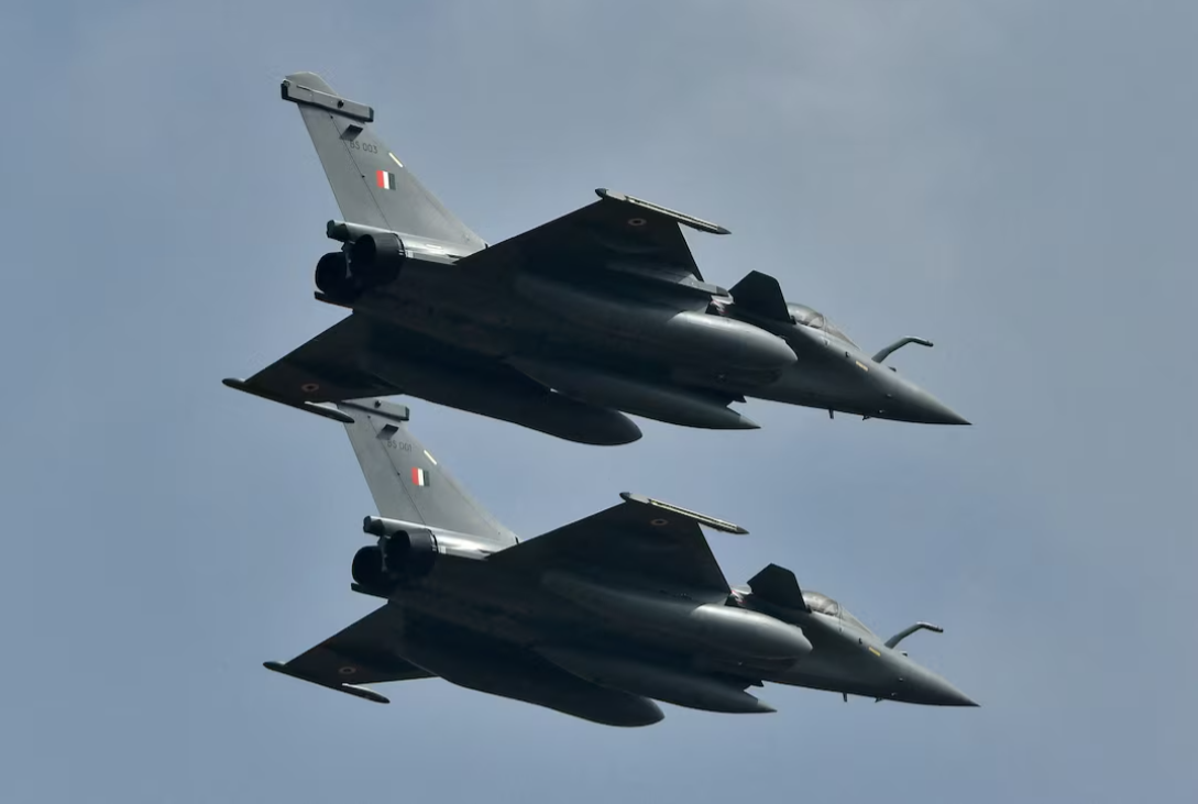 Máy bay chiến đấu Rafale của Không quân Ấn Độ trong triển lãm hàng không "Aero India 2021" tại căn cứ không quân Yelahanka ở Bengaluru, Ấn Độ, ngày 3/2/2021. Ảnh: Reuters. Máy bay chiến đấu Rafale của Không quân Ấn Độ bay ngang qua trong triển lãm hàng không Aero India 2021 tại căn cứ không quân Yelahanka ở Bengaluru, Ấn Độ, ngày 3 tháng 2 năm 2021.png