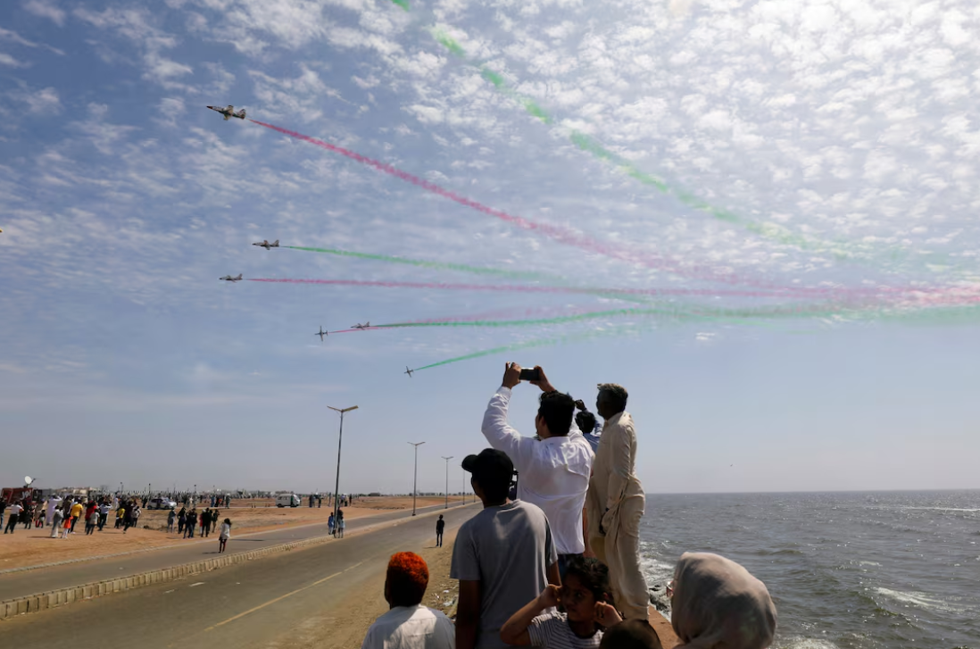 Người dân chụp ảnh khi máy bay phản lực của Không quân Pakistan (PAF) biểu diễn để kỷ niệm 'Chiến dịch Swift Retort' sau vụ bắn hạ máy bay quân sự Ấn Độ vào ngày 27/2/2019. Ảnh: Reuters. Mọi người chụp ảnh khi máy bay phản lực của Không quân Pakistan (PAF) biểu diễn để kỷ niệm 'Chiến dịch Swift Retort' của Không quân Pakistan sau vụ bắn hạ máy bay quân sự Ấn Độ vào ngày 27 tháng 2 năm 2019.png