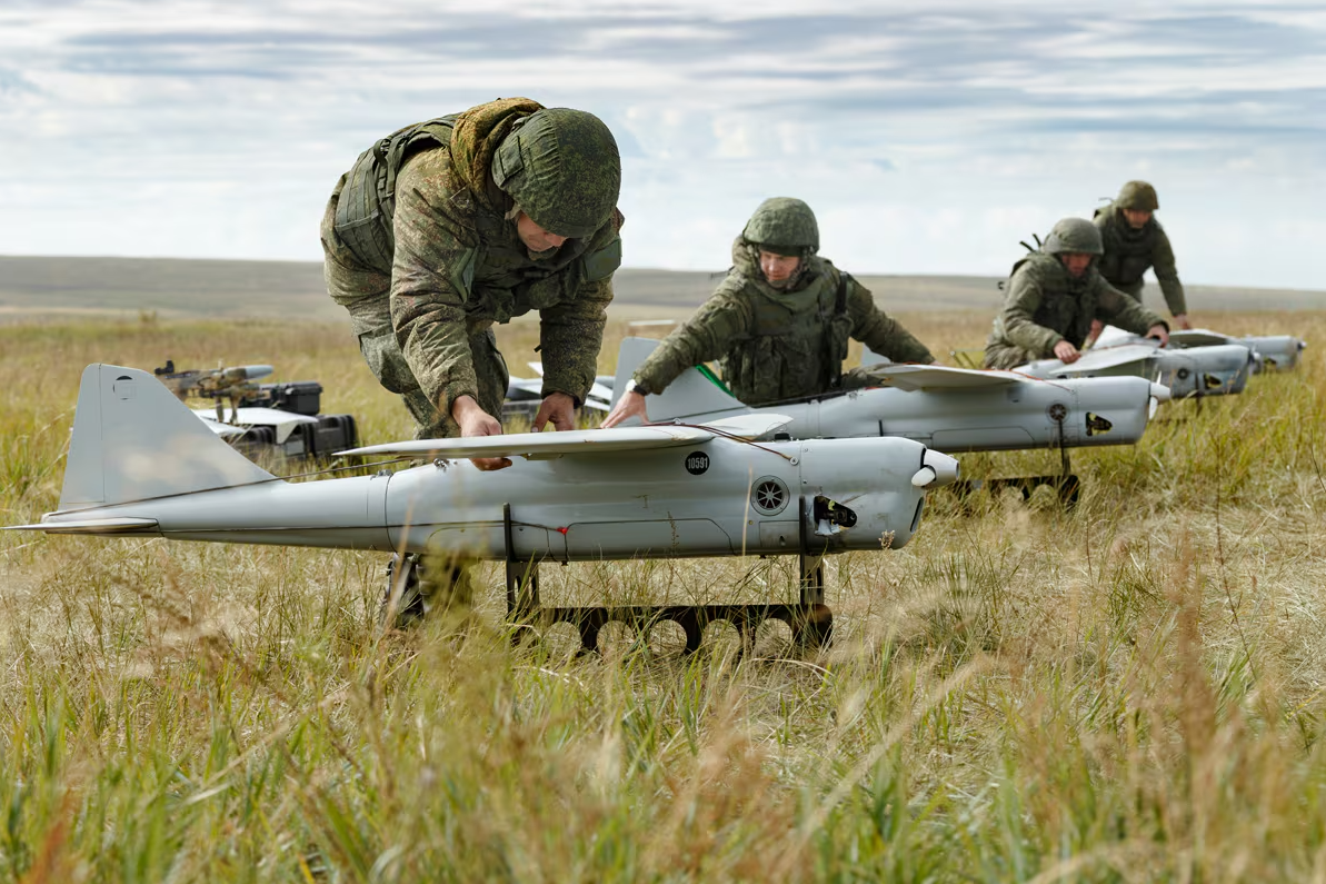 Với các thiết bị gây nhiễu điện thoại di động mới, những chiếc UAV này có thể gây nhiễu thông tin liên lạc ở khoảng cách 135 dặm tính từ nơi chúng được phóng. Ảnh: BQP Nga. Lá chắn thép bảo vệ thủ đô Bên trong hệ thống phòng thủ đa tầng Moscow 3.png