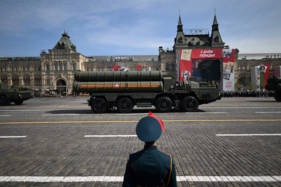 Hệ thống phòng không tên lửa S-400 của Nga diễu hành qua Quảng trường Đỏ trong buổi diễn tập cho cuộc duyệt binh Ngày Chiến thắng ở trung tâm Moscow vào ngày 7/5/2023. Ảnh: Sputnik. Lá chắn thép bảo vệ thủ đô Bên trong hệ thống phòng thủ đa tầng Moscow 4.png